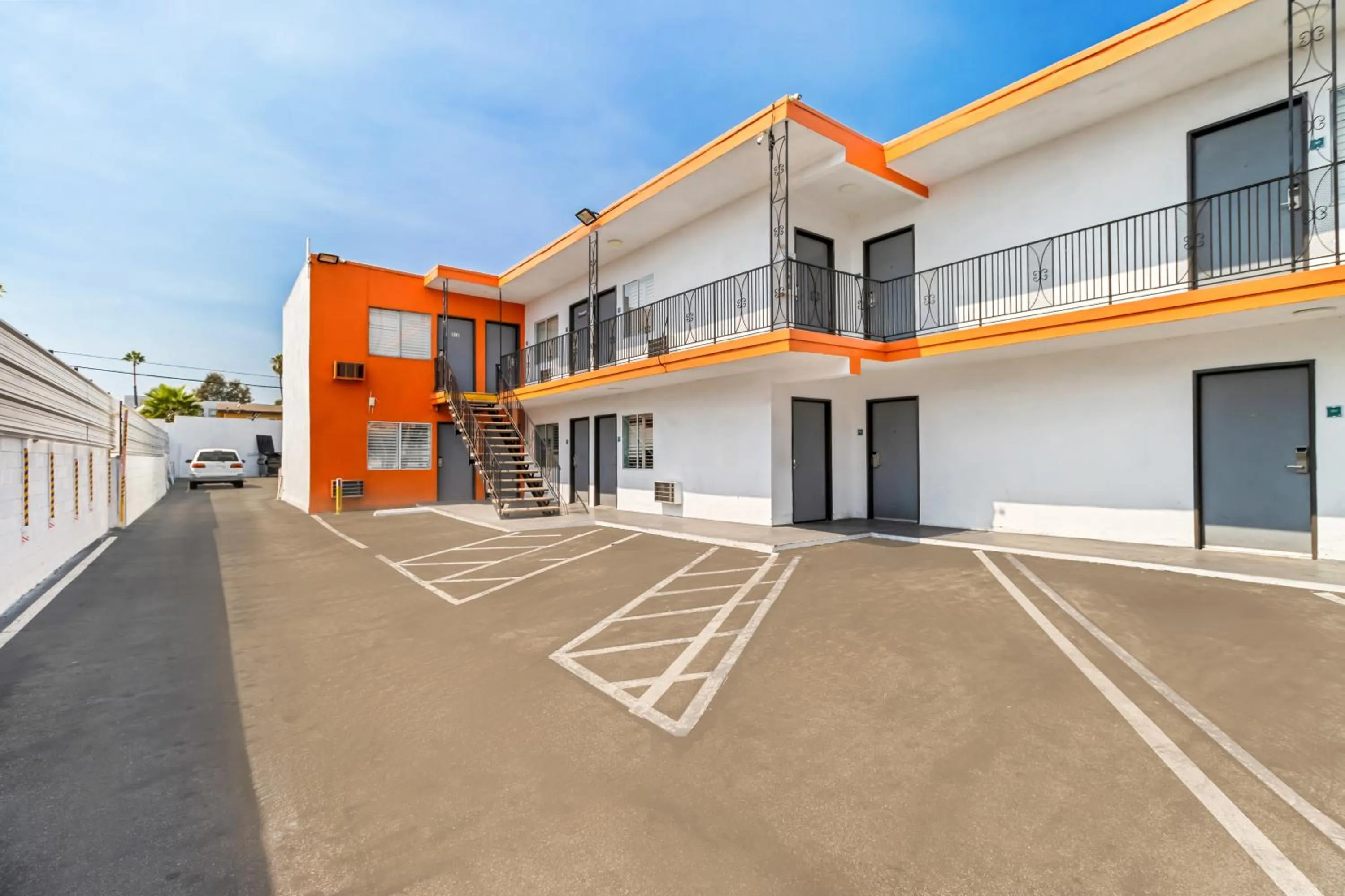 Property building in Rodeway Inn & Suites North Hollywood Burbank Airport - Universal Area