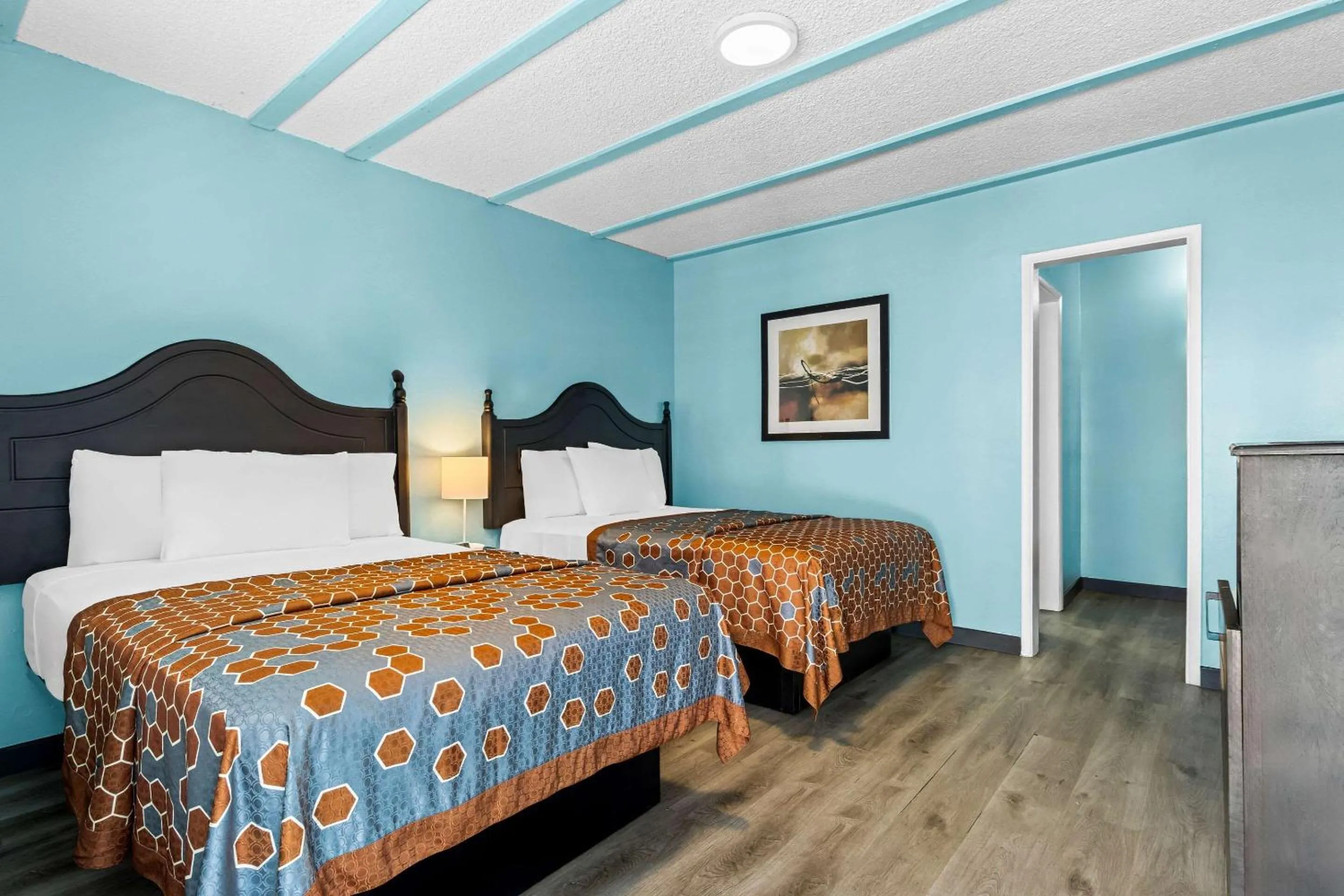 Bedroom in Rodeway Inn & Suites North Hollywood Burbank Airport - Universal Area