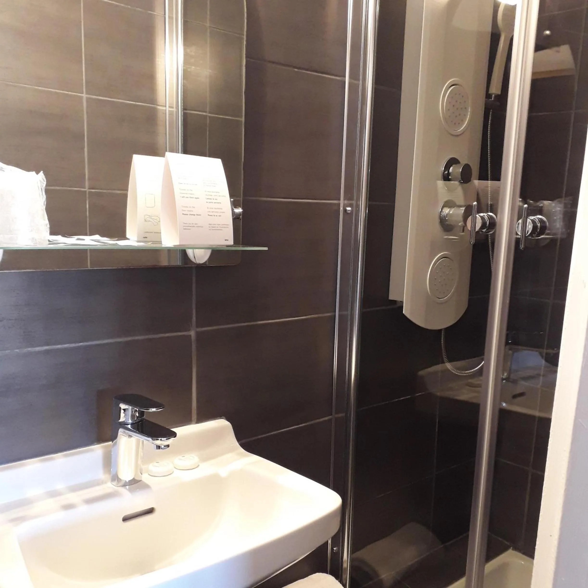 Bathroom in Hotel De La Mer