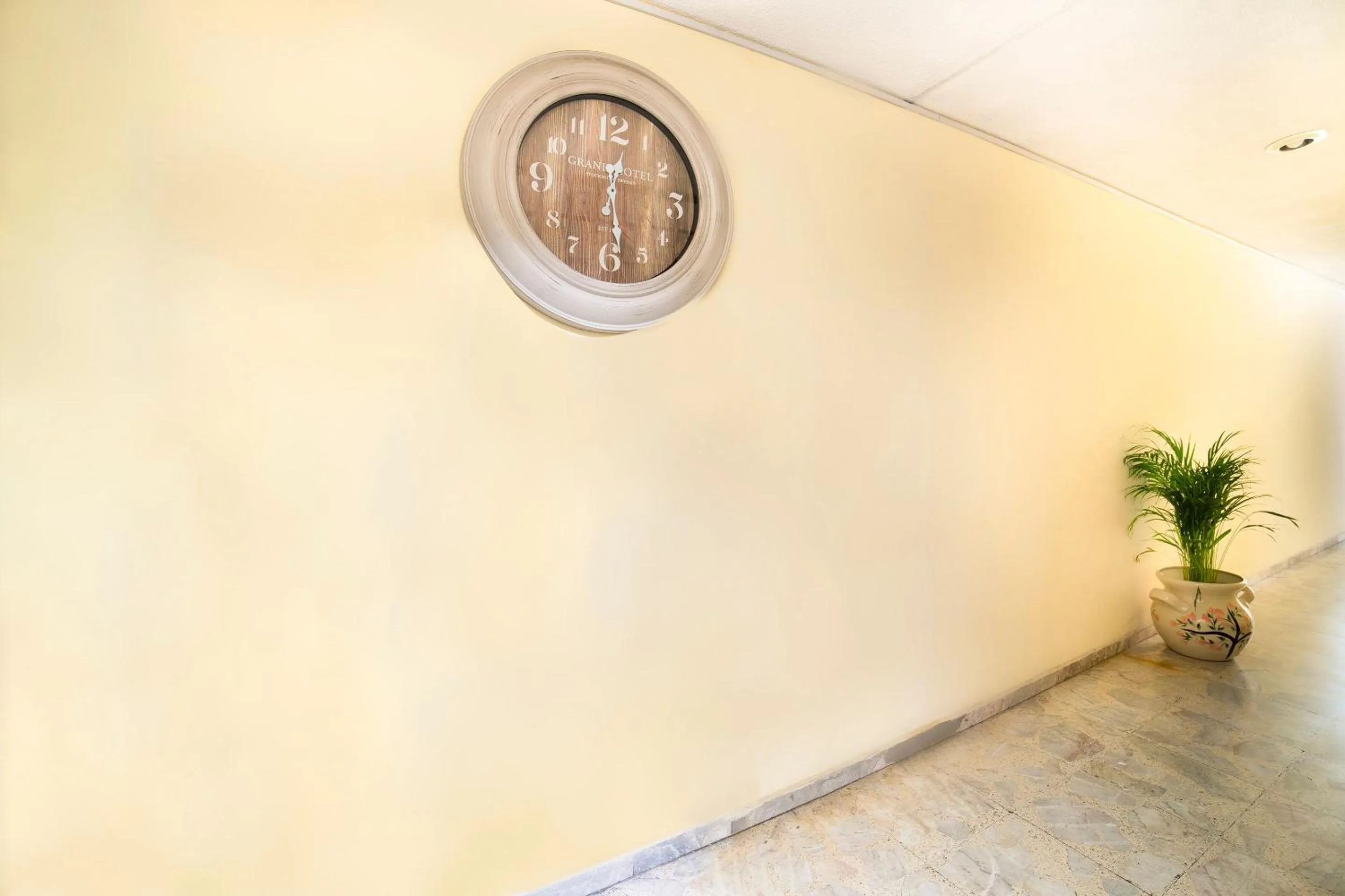 Lobby or reception in Capital O Hotel Diez