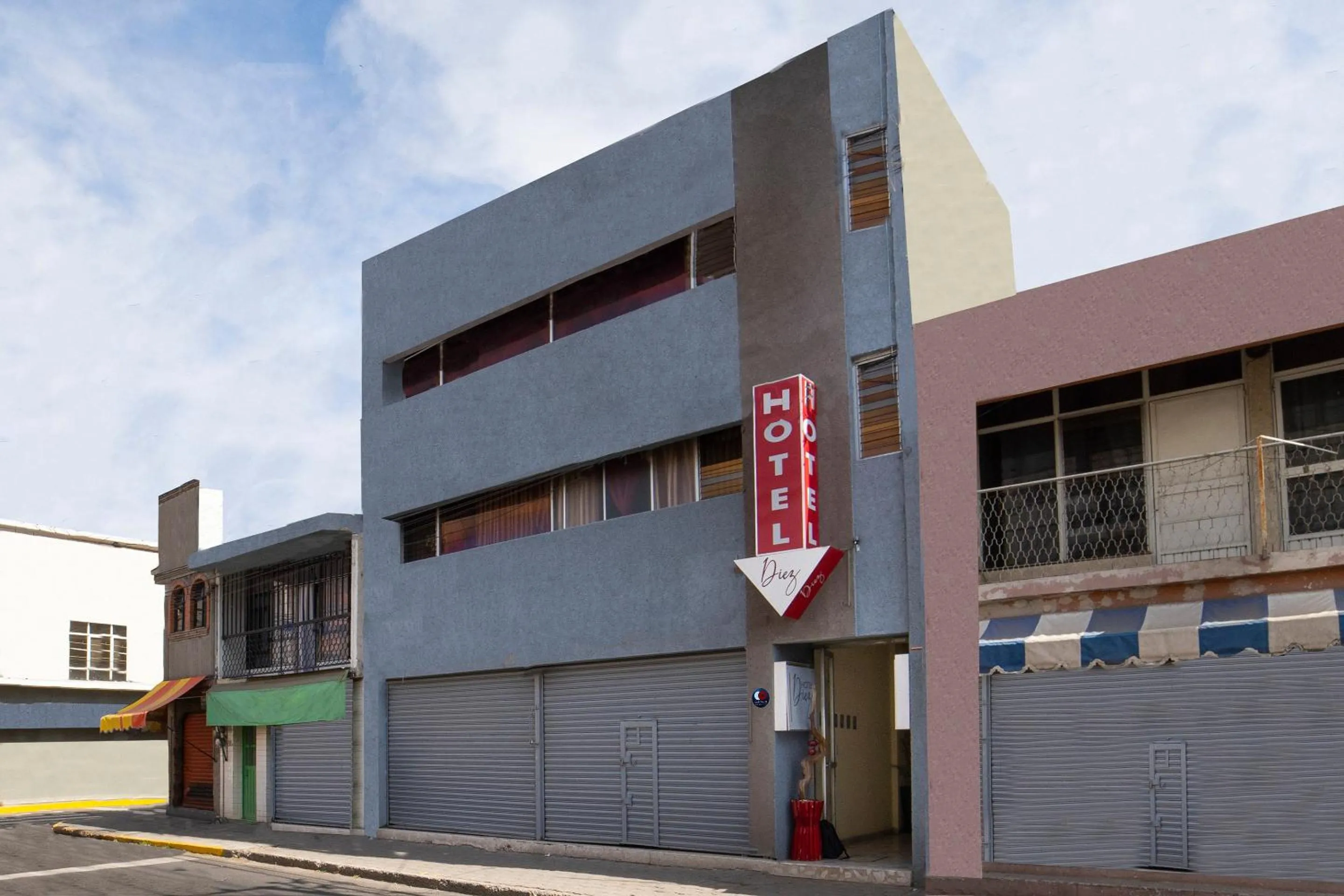 Facade/entrance in Capital O Hotel Diez
