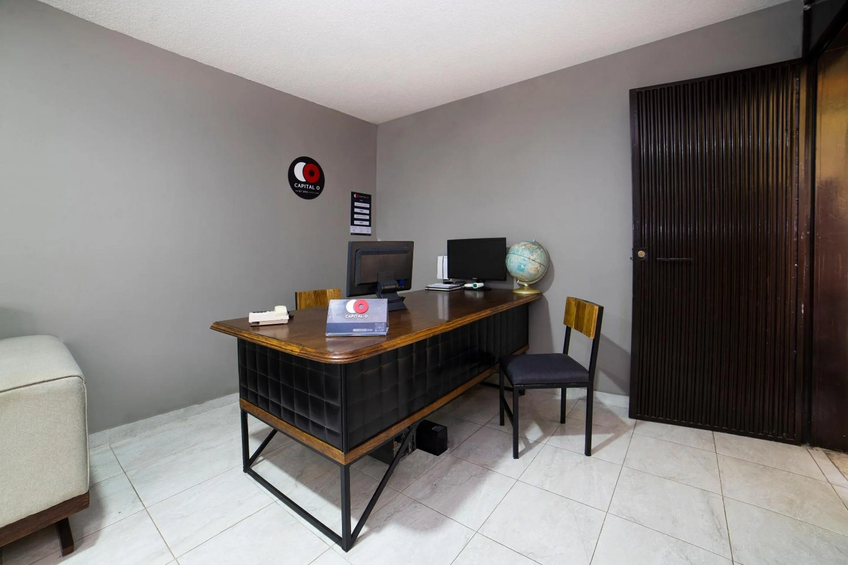 Lobby or reception in Capital O Hotel Diez