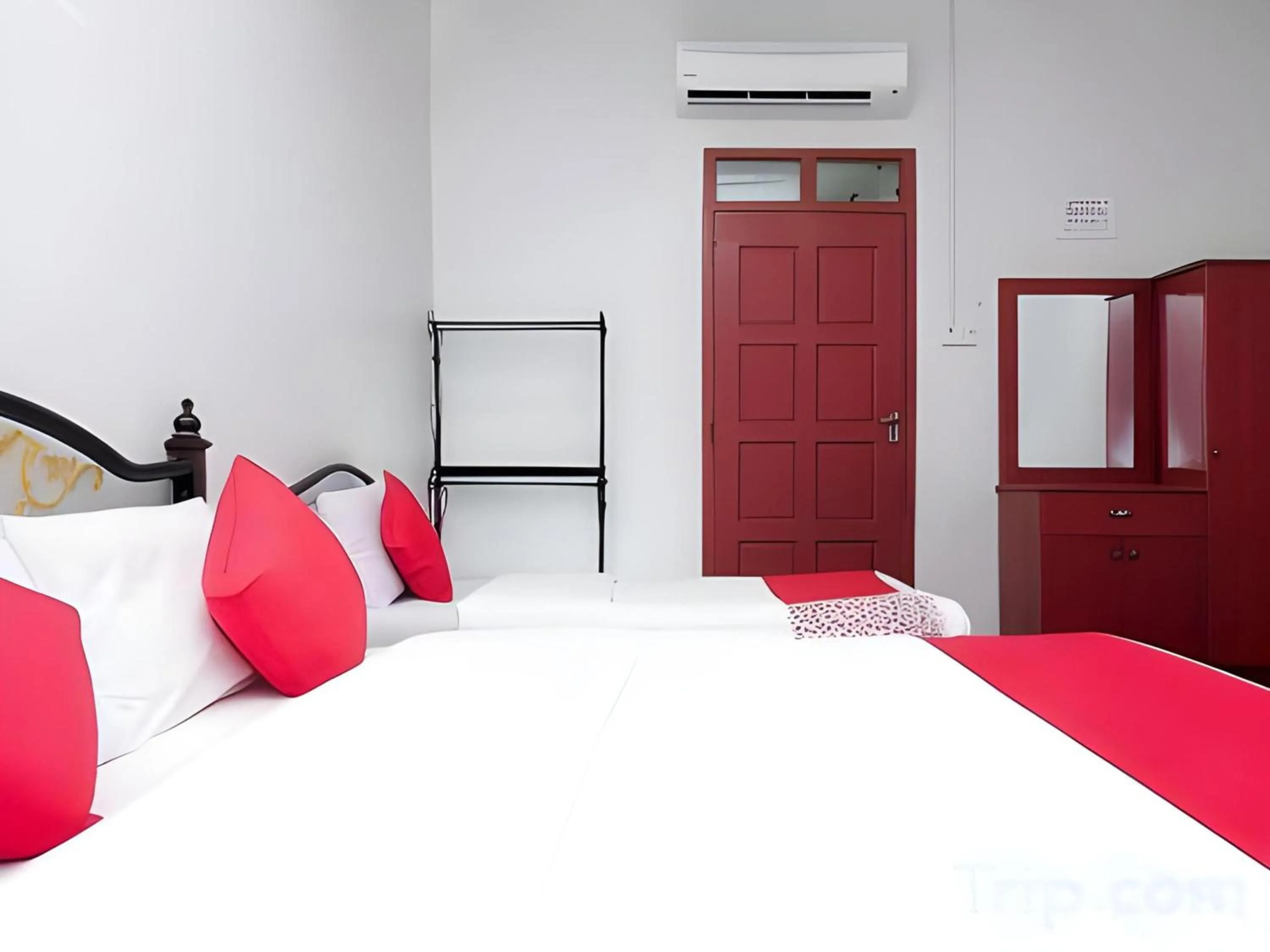 Photo of the whole room in Hotel O Bari Indah Beach Resort