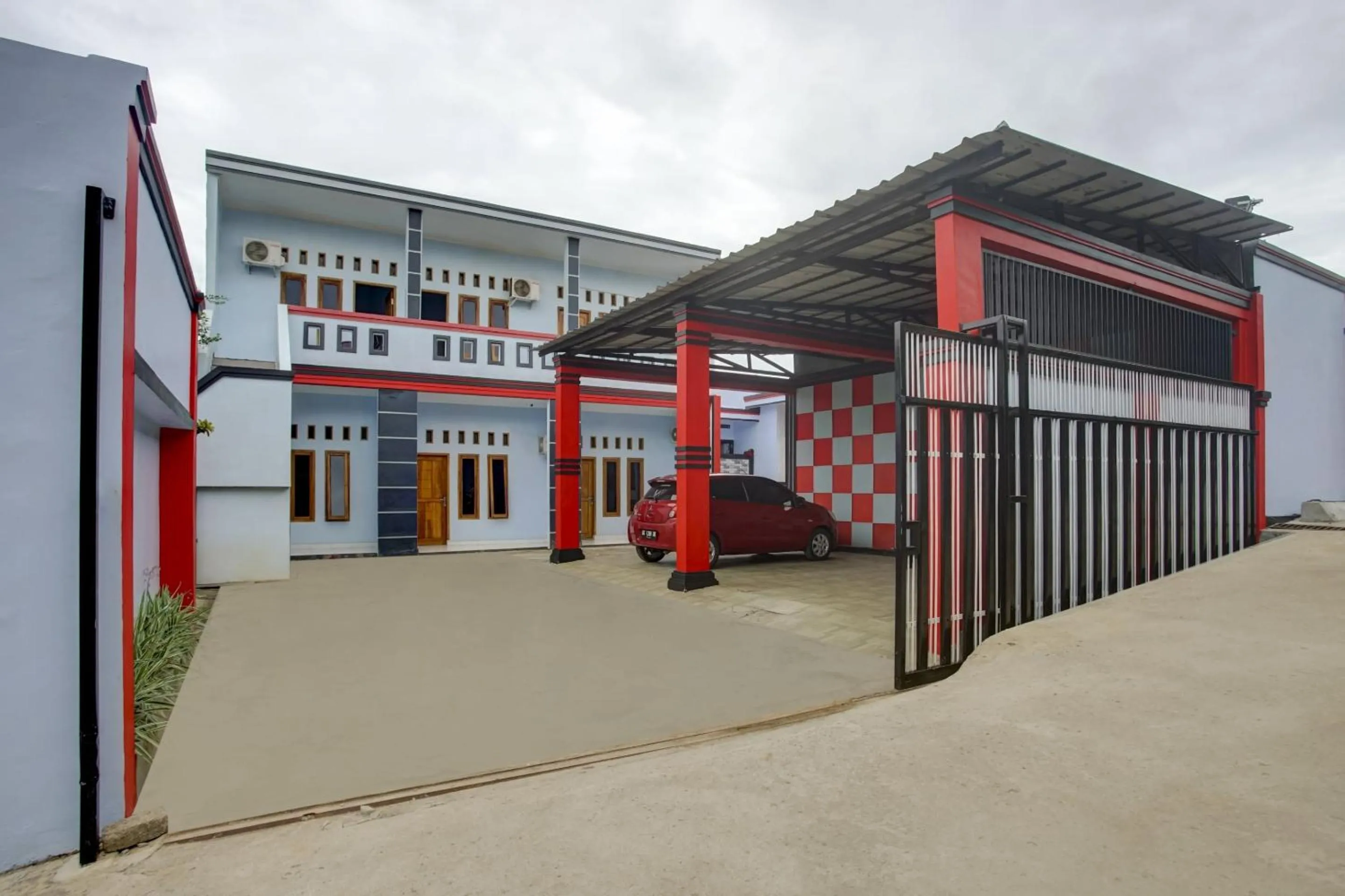 Facade/entrance in OYO Life 3982 Azka Homestay Syariah