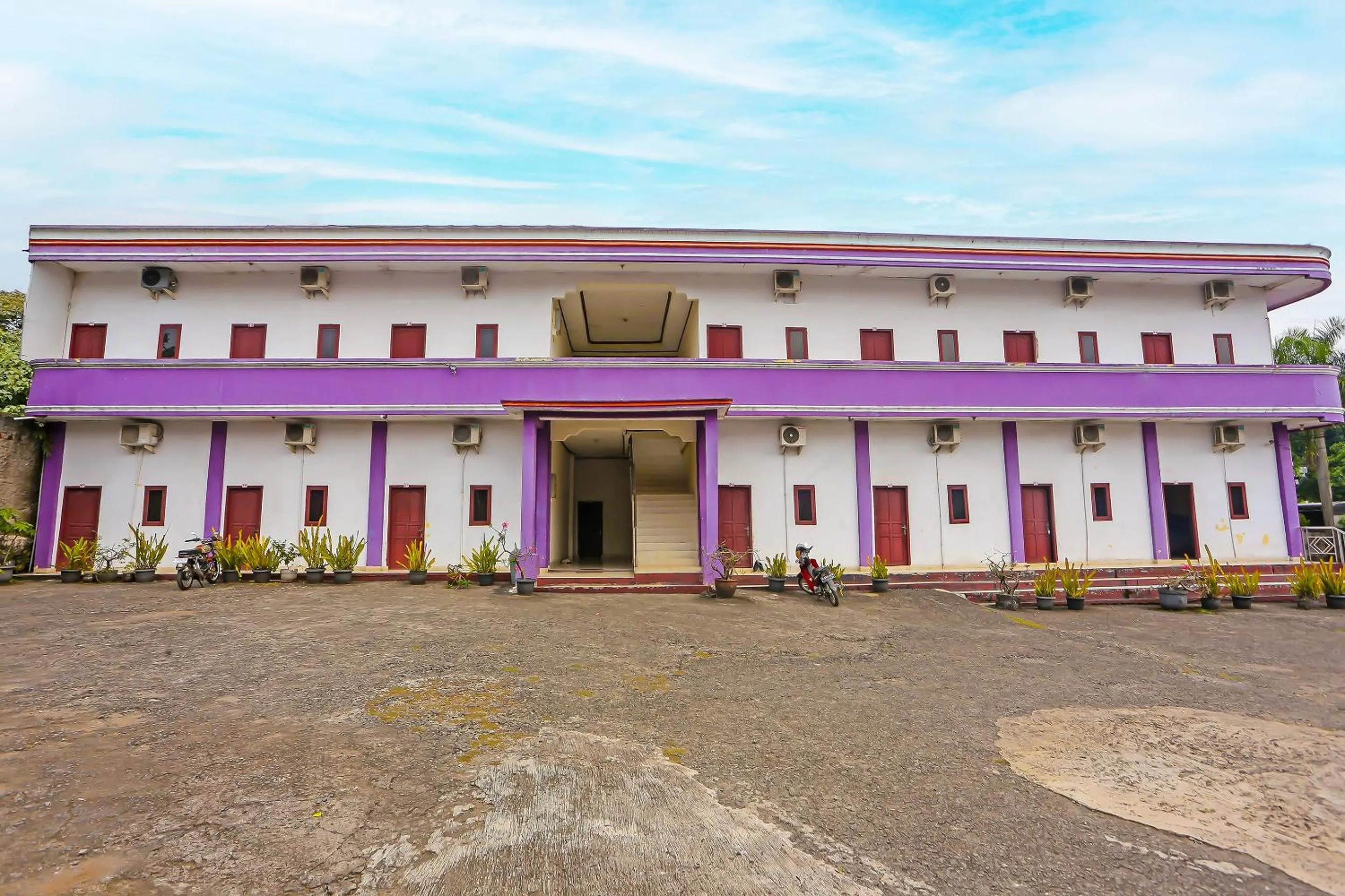 Facade/entrance in Hotel O Danau Indah