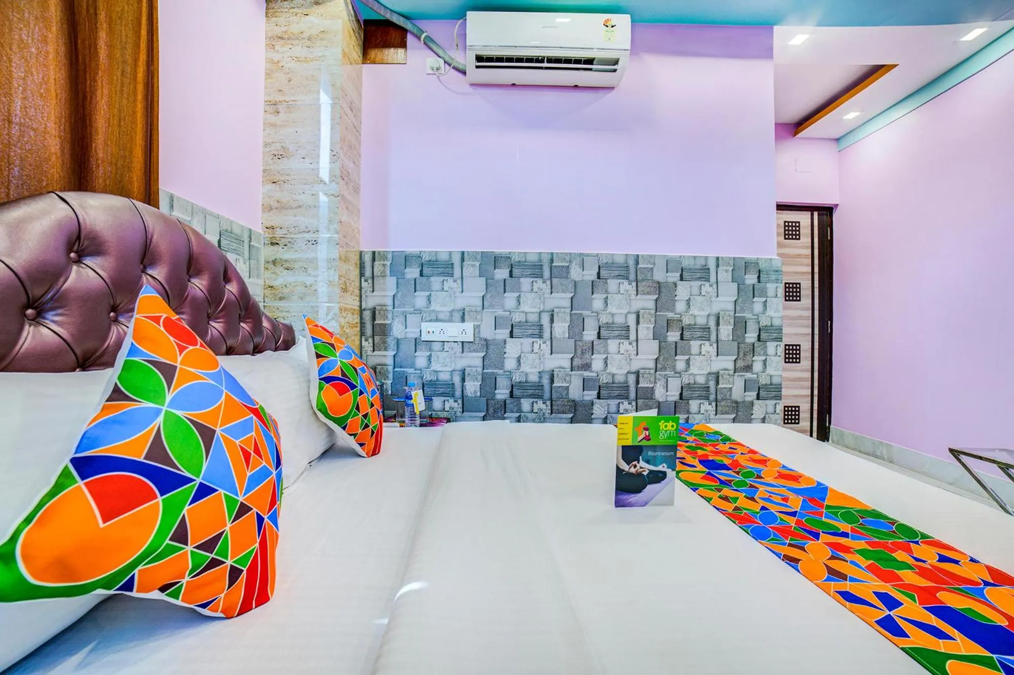 Bed in FabExpress Nest - Nr Park Street Metro Station