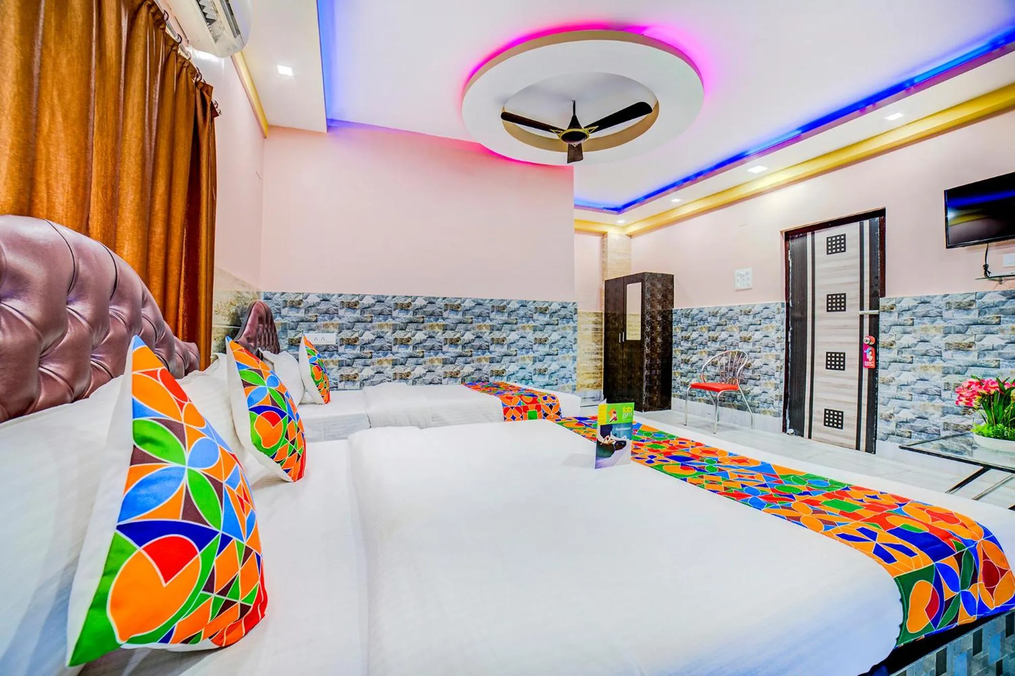 Bed in FabExpress Nest - Nr Park Street Metro Station