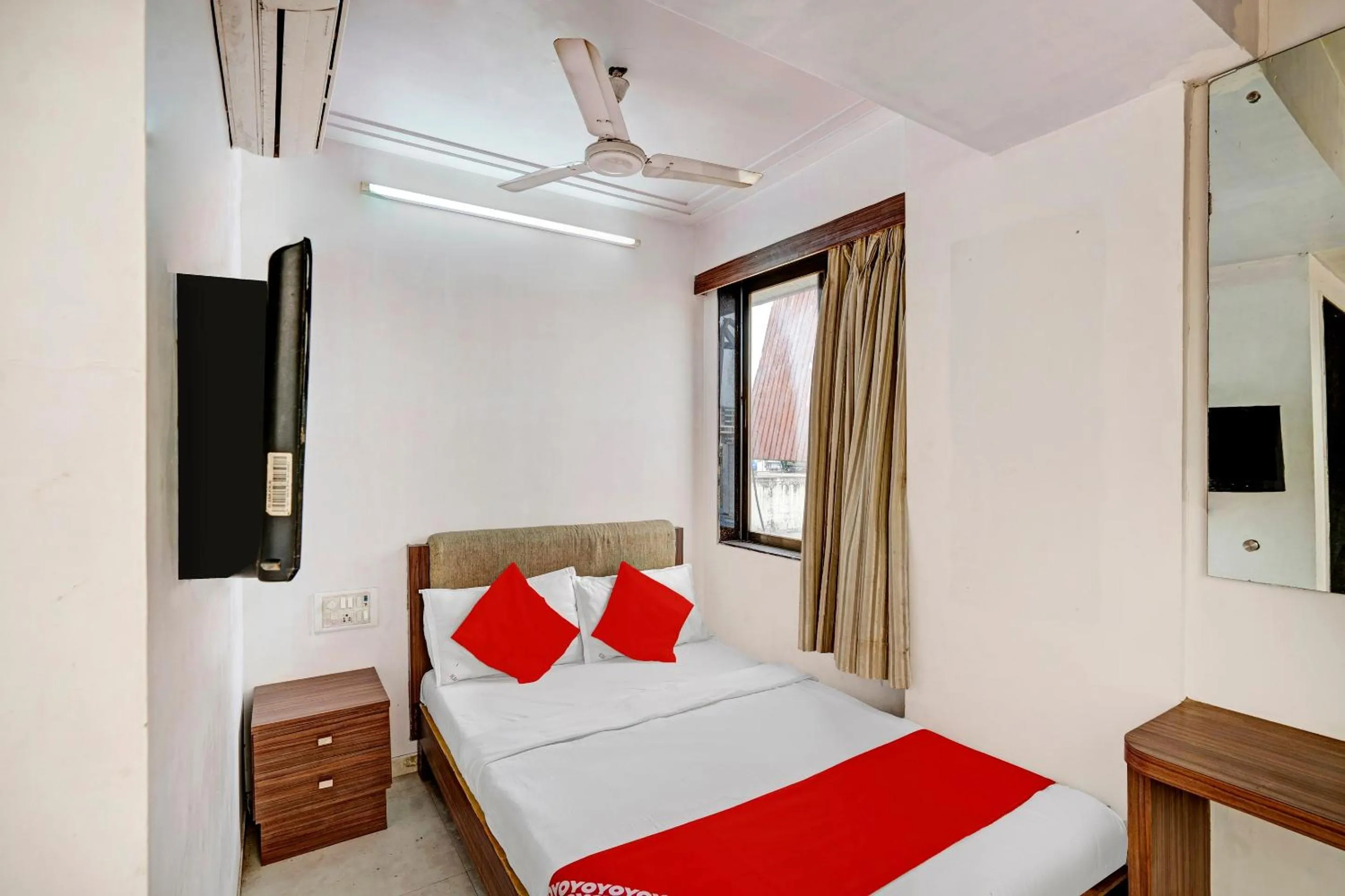 Bedroom, Bed in Hotel O Delight Inn Near Andheri Railway Station