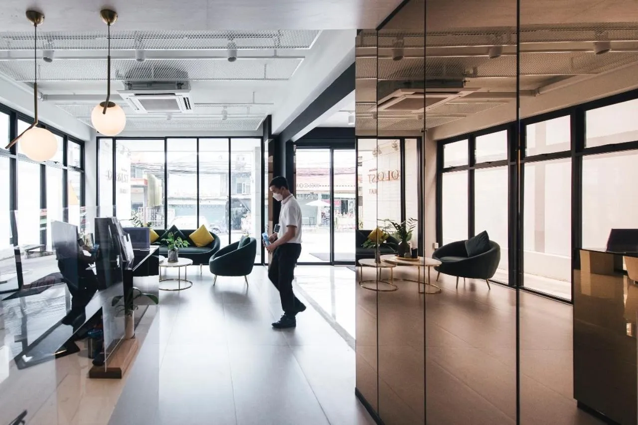 Communal lounge/ TV room in Qlosest Hotel