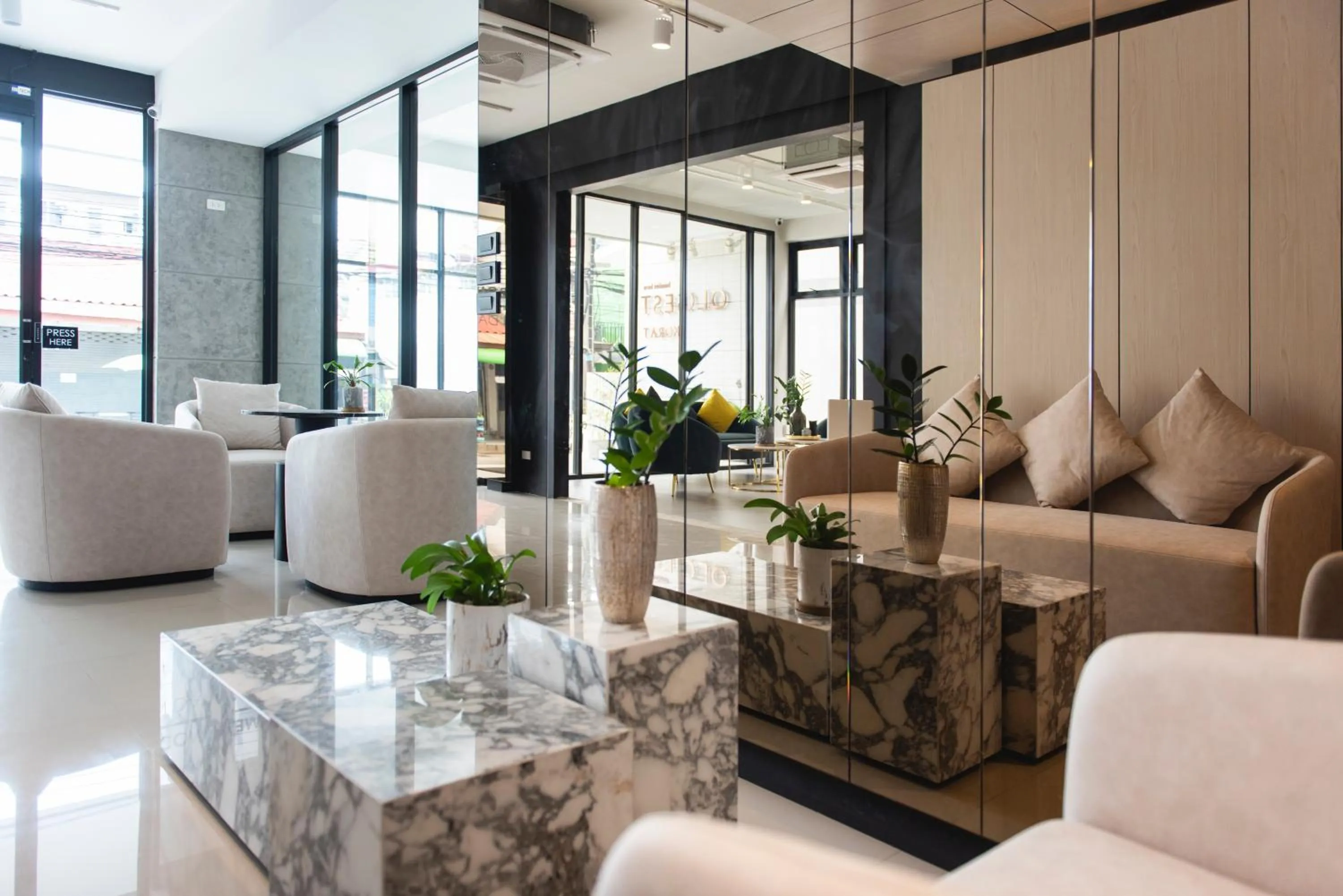 Communal lounge/ TV room in Qlosest Hotel