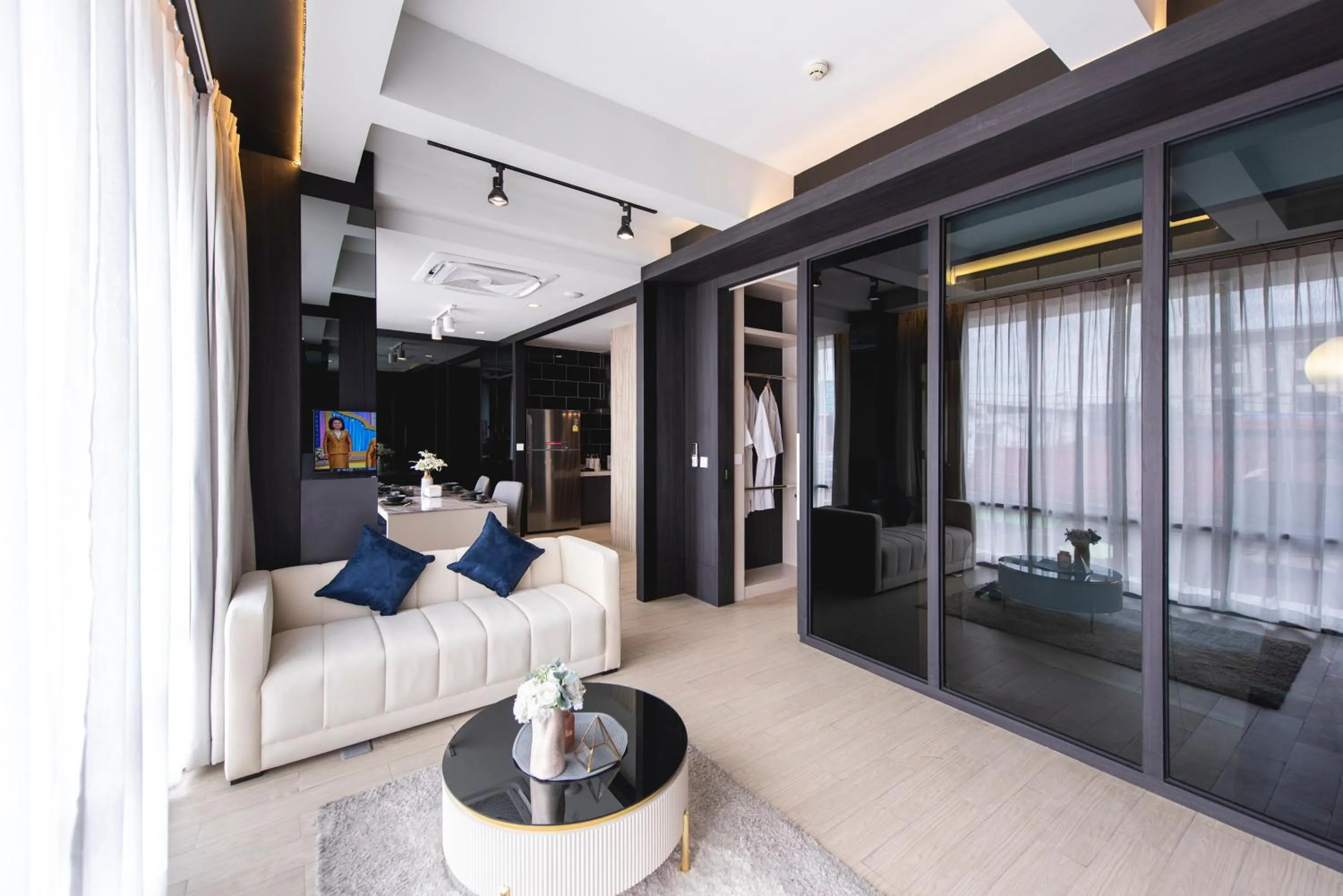 Communal lounge/ TV room in Qlosest Hotel