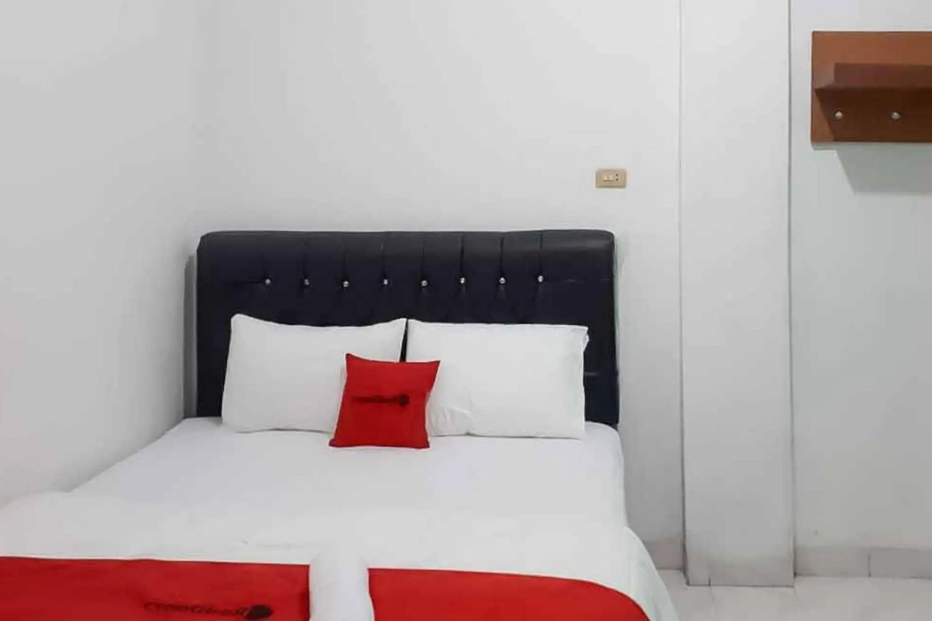 Double Room in RedDoorz near Lampung Walk 2 Double Room in RedDoorz near Lampung Walk 2