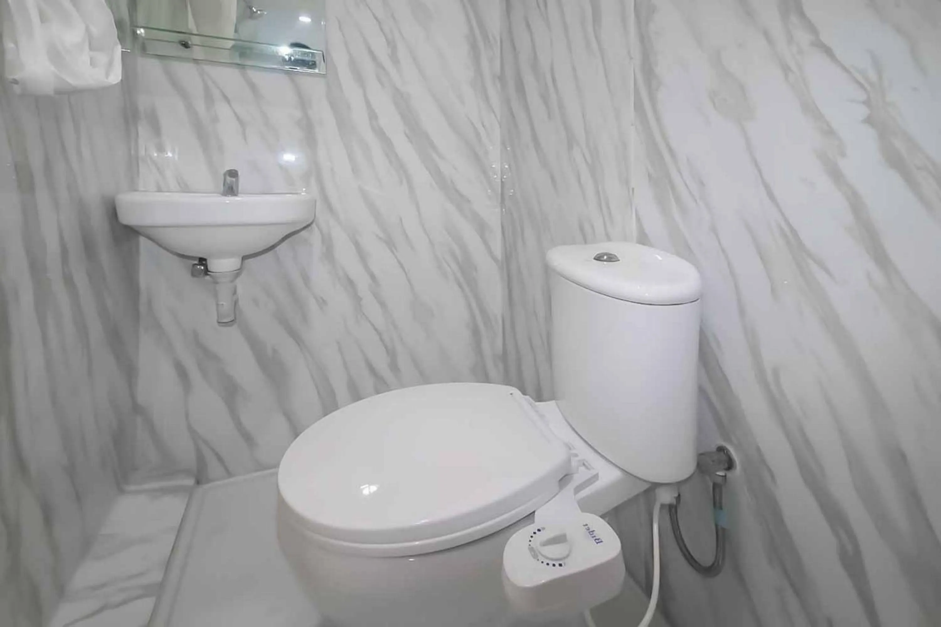 Toilet in Miana Ancol Residence Mitra RedDoorz