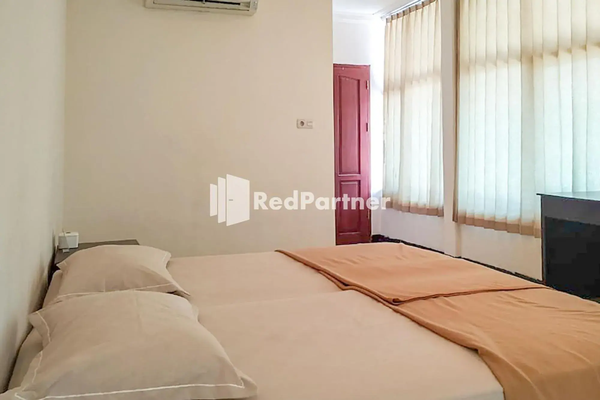 Double Room in Palu City Guest House Mitra RedDoorz Double Room in Palu City Guest House Mitra RedDoorz