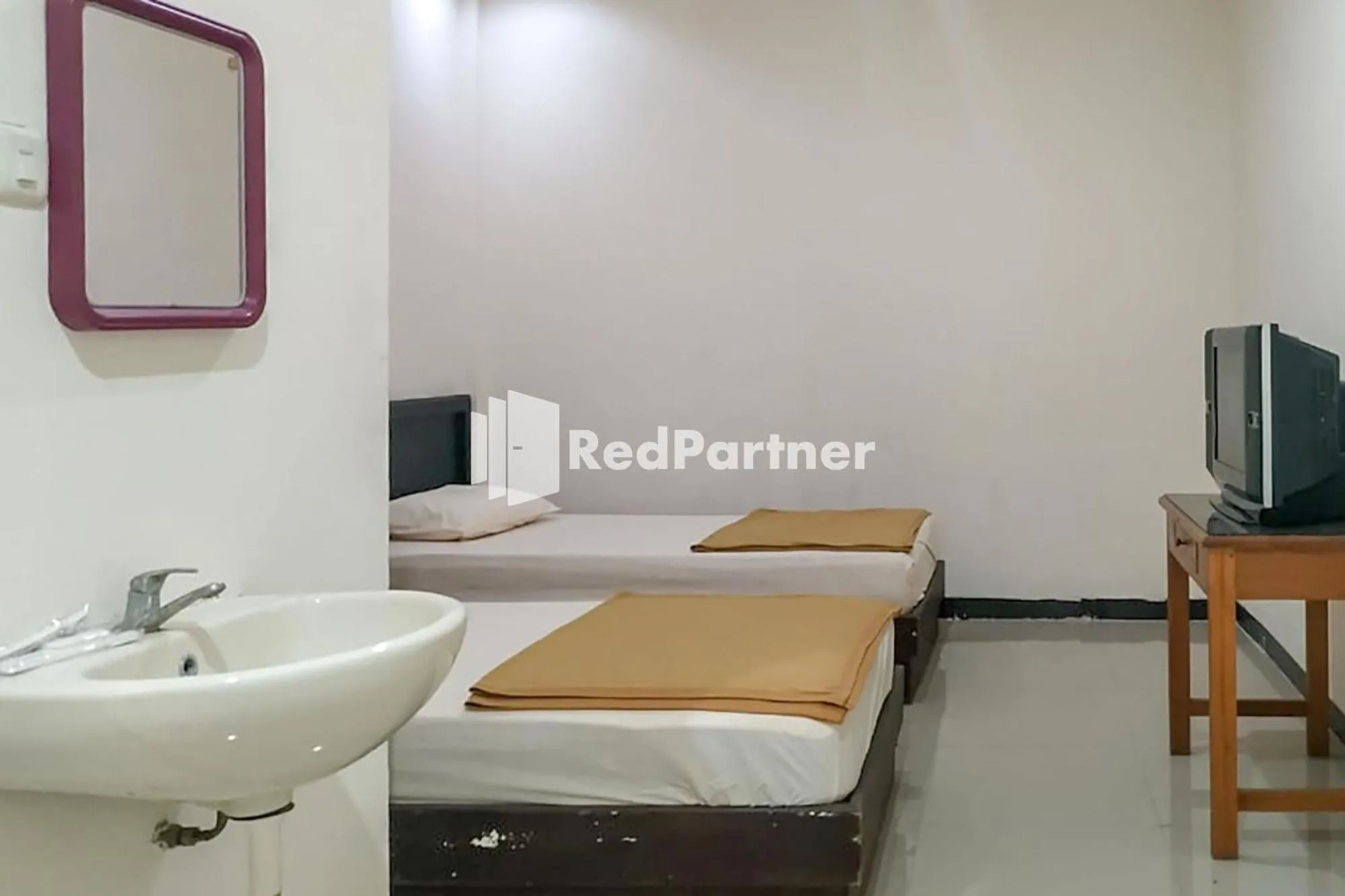 Bed in Palu City Guest House Mitra RedDoorz