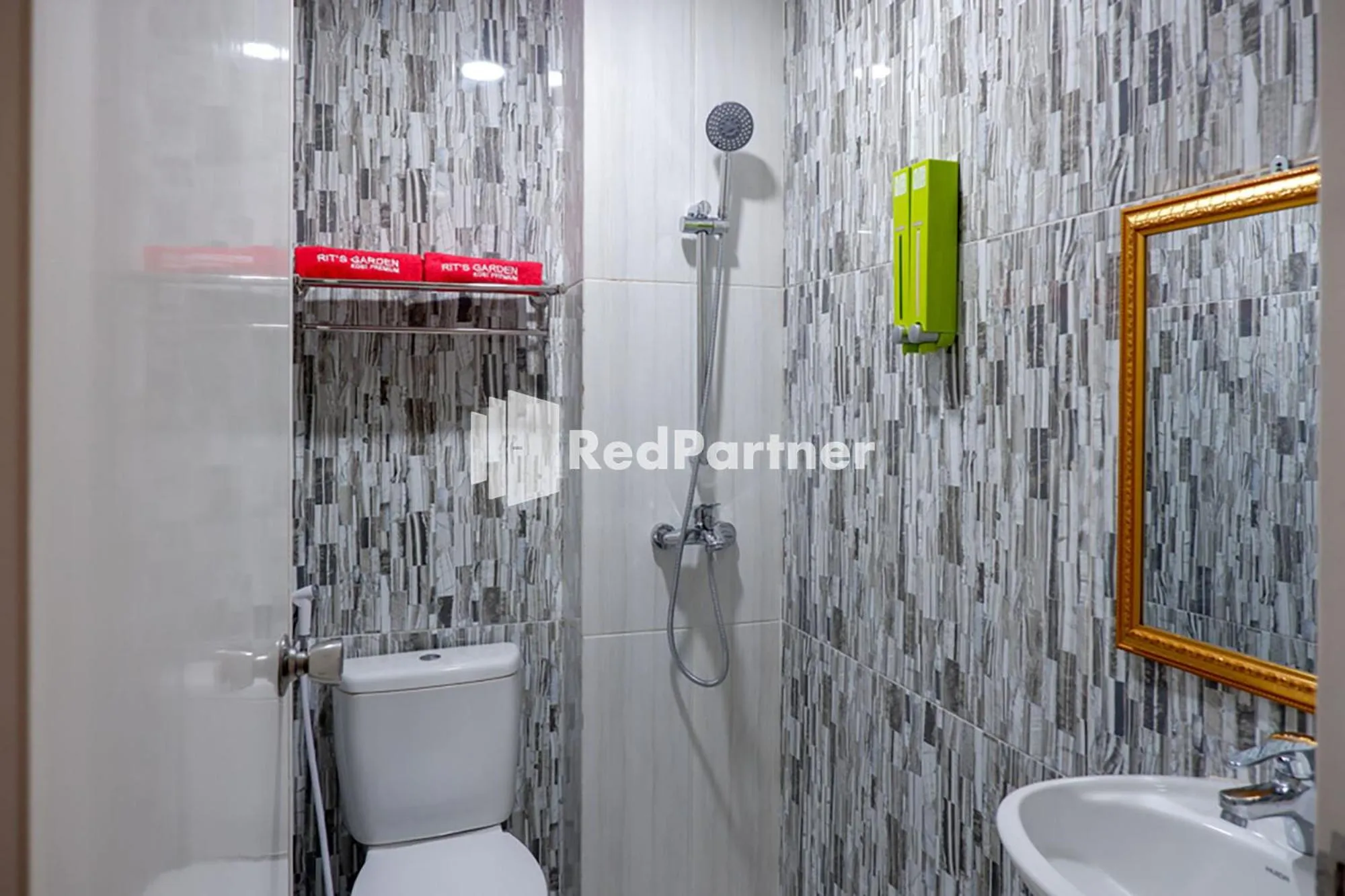 Bathroom in Rit's Garden At CitraGrand Semarang Mitra RedDoorz