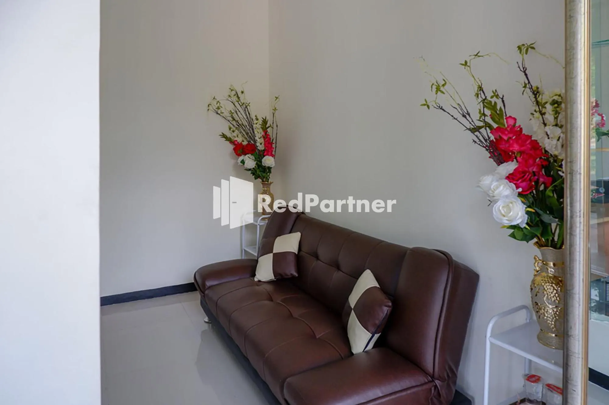 Seating area in Rit's Garden At CitraGrand Semarang Mitra RedDoorz