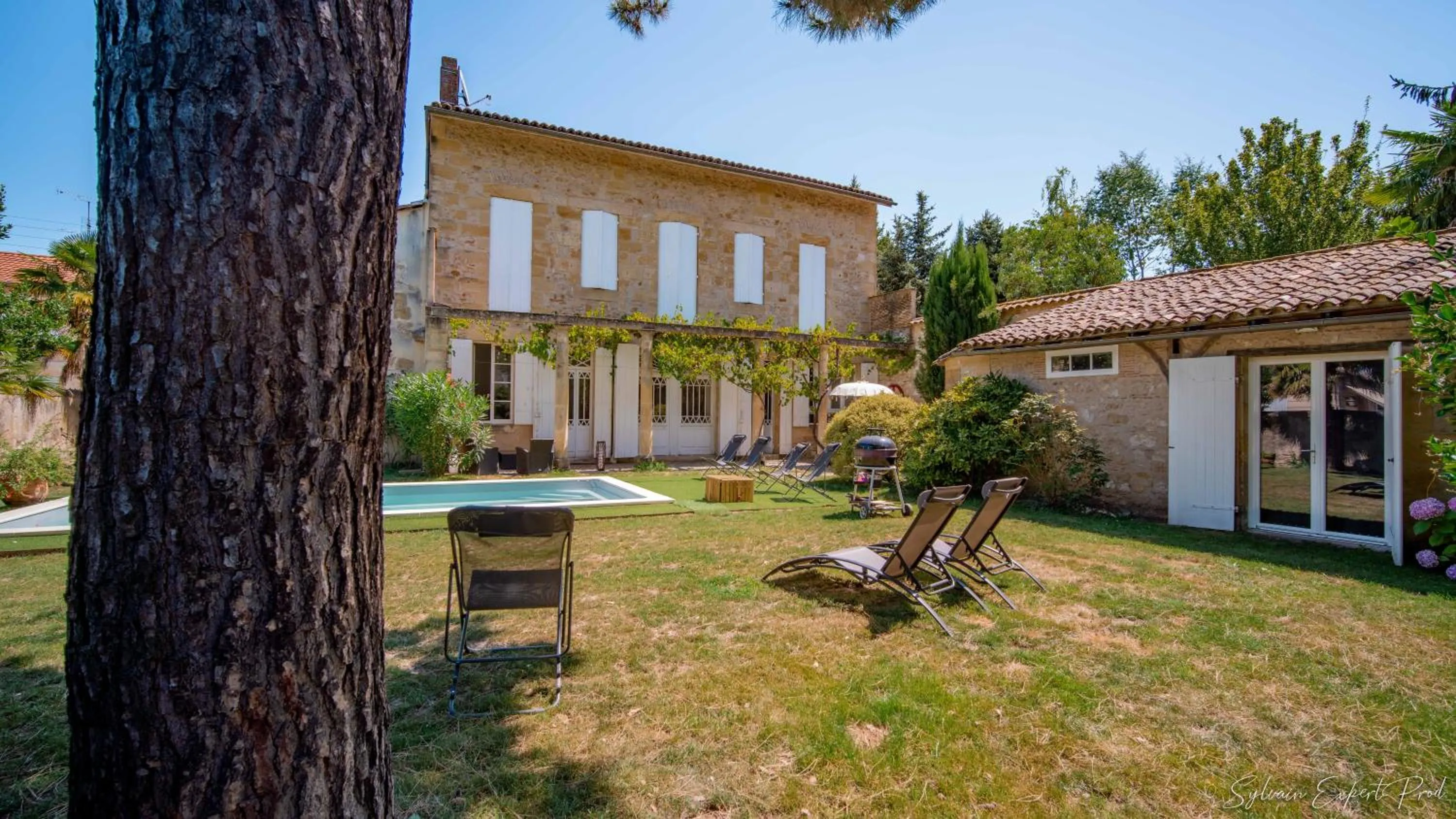 Garden view in I love Bergerac