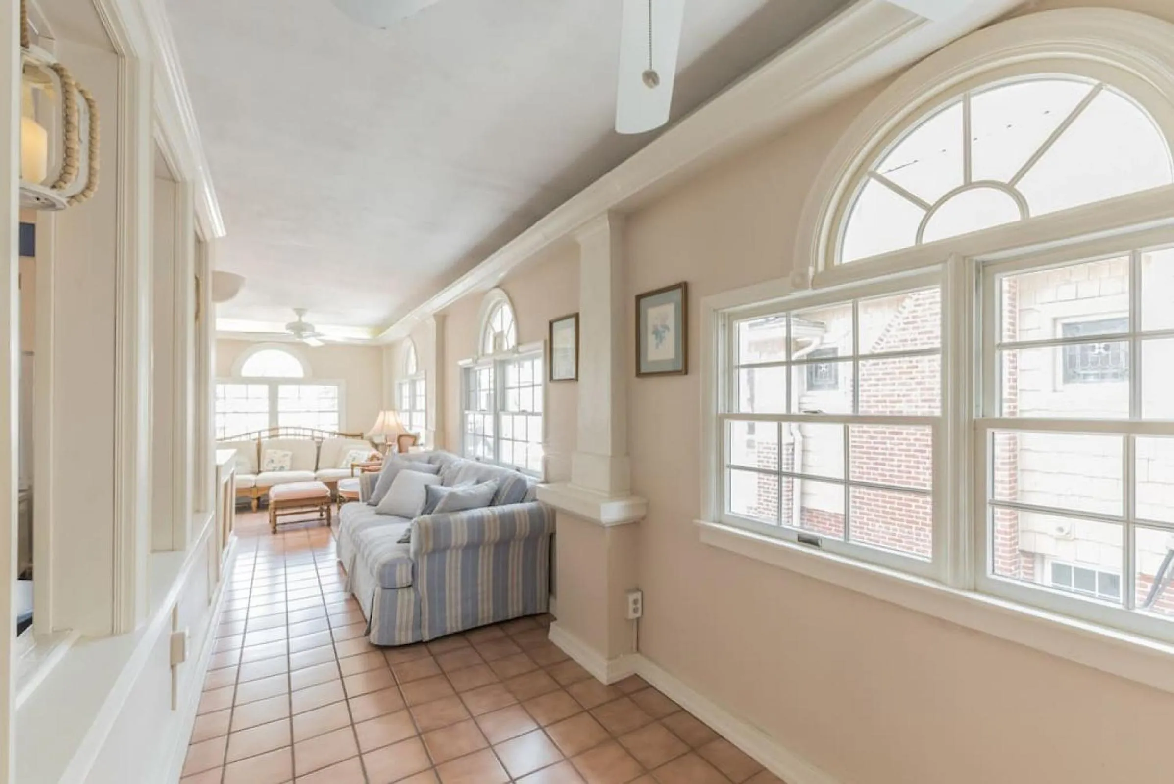 Patio in Beach Block 7 bdrms Parking Patio and Sunroom