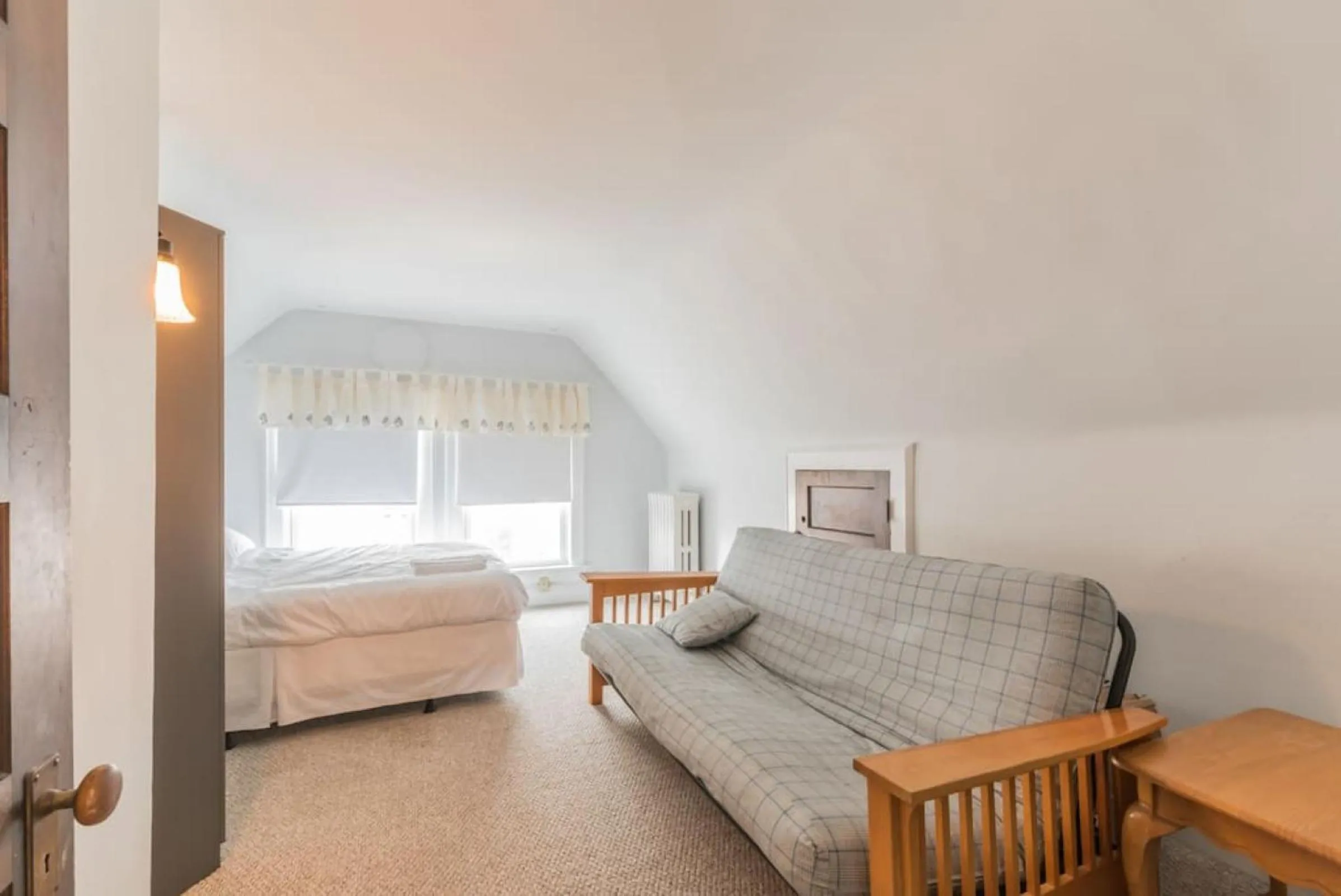 Bedroom, Bed in Beach Block 7 bdrms Parking Patio and Sunroom