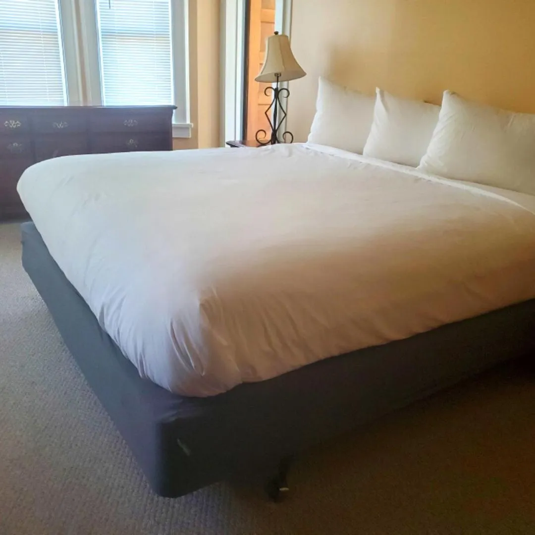 Bed in Beach Block 7 bdrms Parking Patio and Sunroom