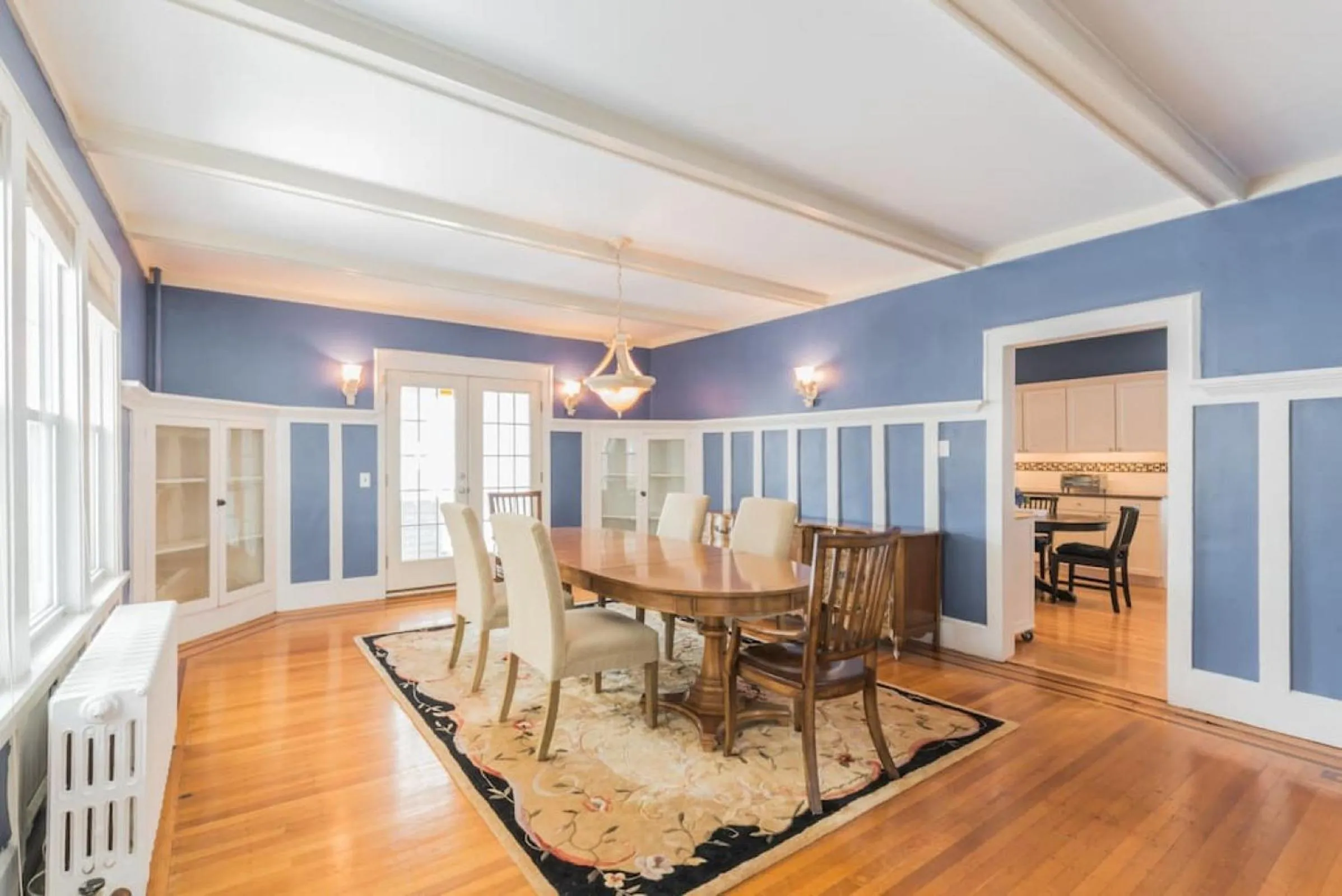 Dining area in Beach Block 7 bdrms Parking Patio and Sunroom