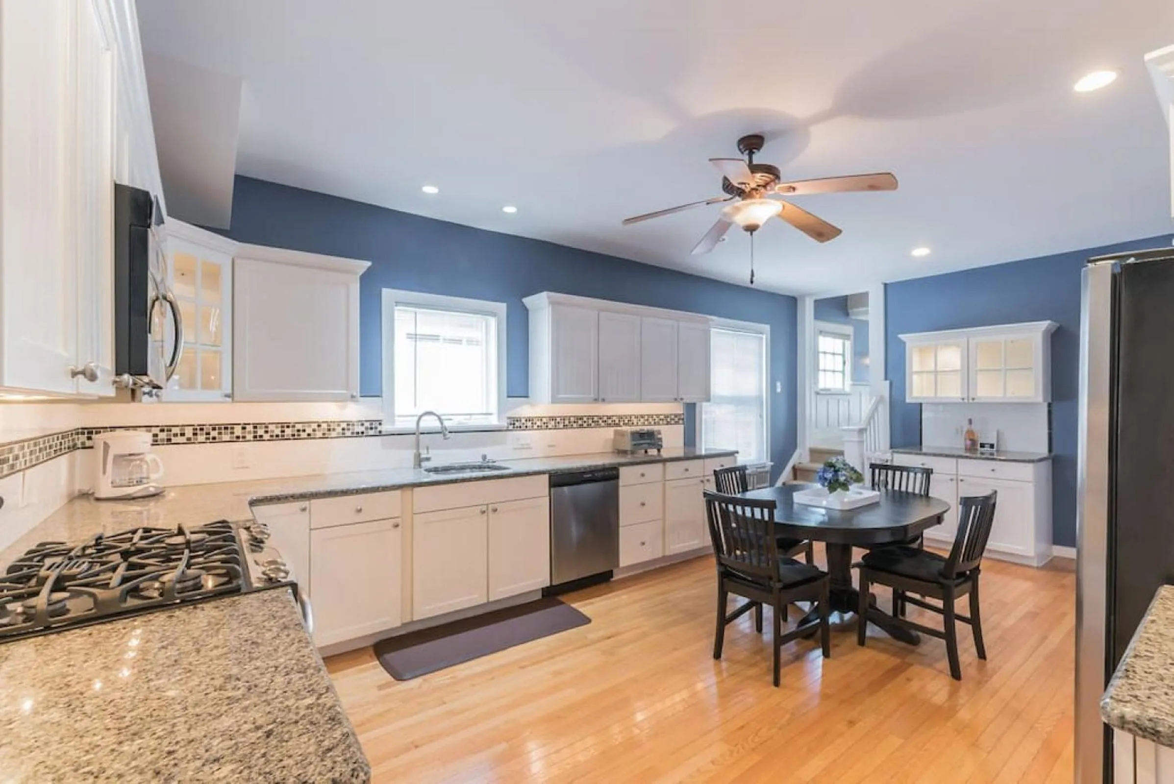 Kitchen or kitchenette in Beach Block 7 bdrms Parking Patio and Sunroom