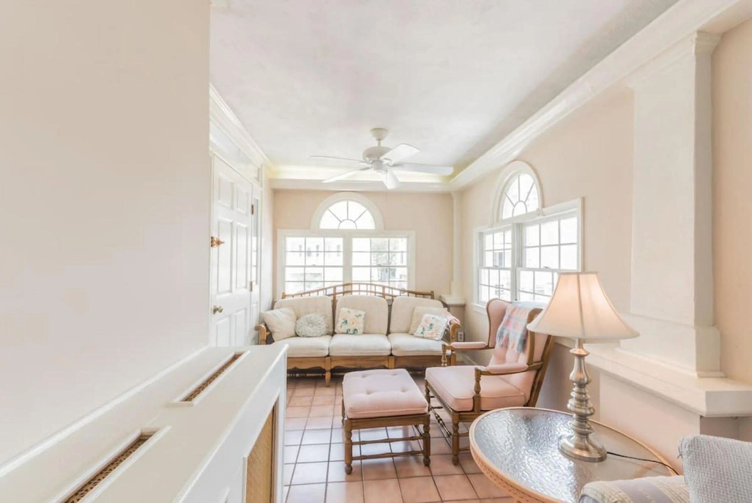 Patio in Beach Block 7 bdrms Parking Patio and Sunroom