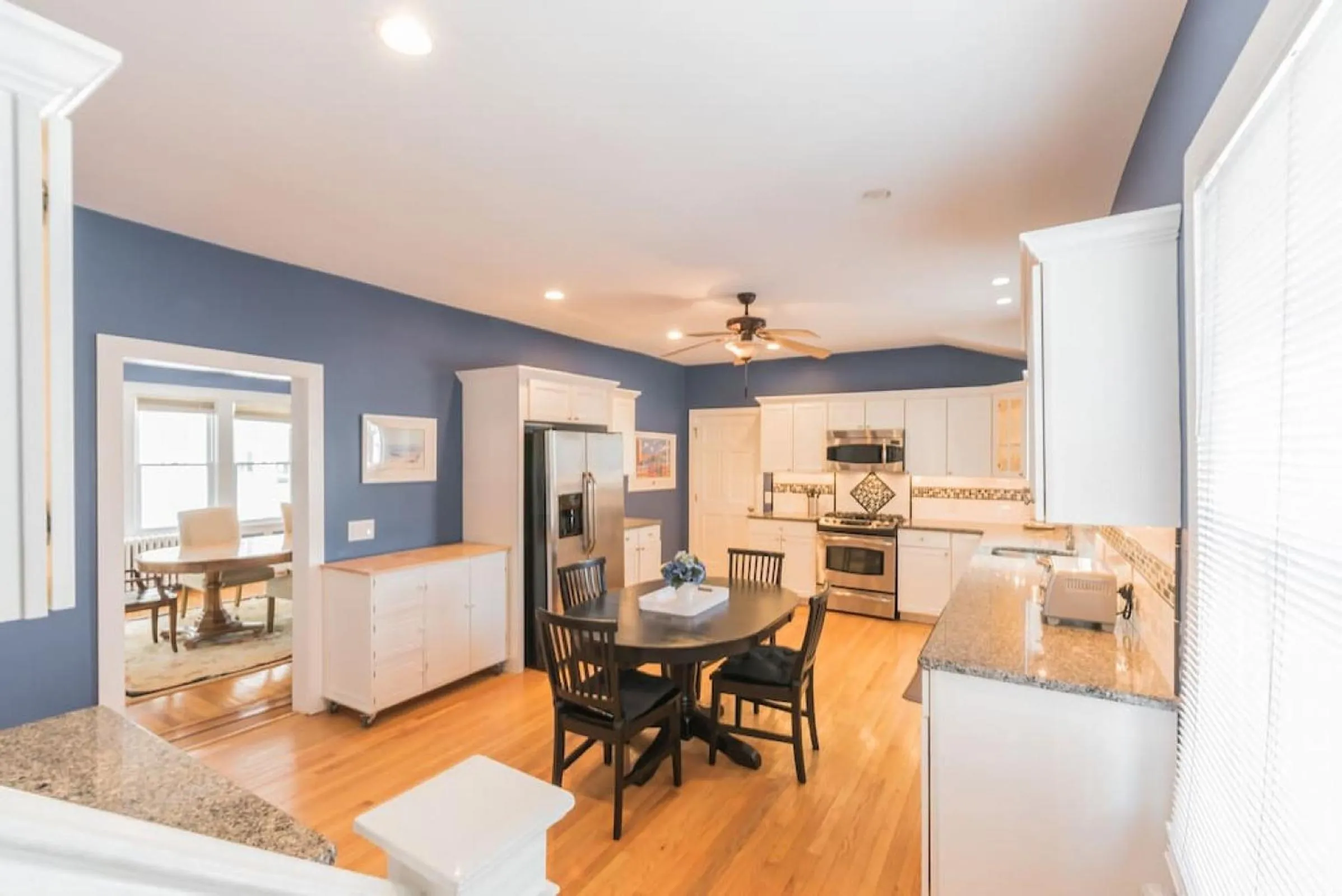 Kitchen or kitchenette in Beach Block 7 bdrms Parking Patio and Sunroom