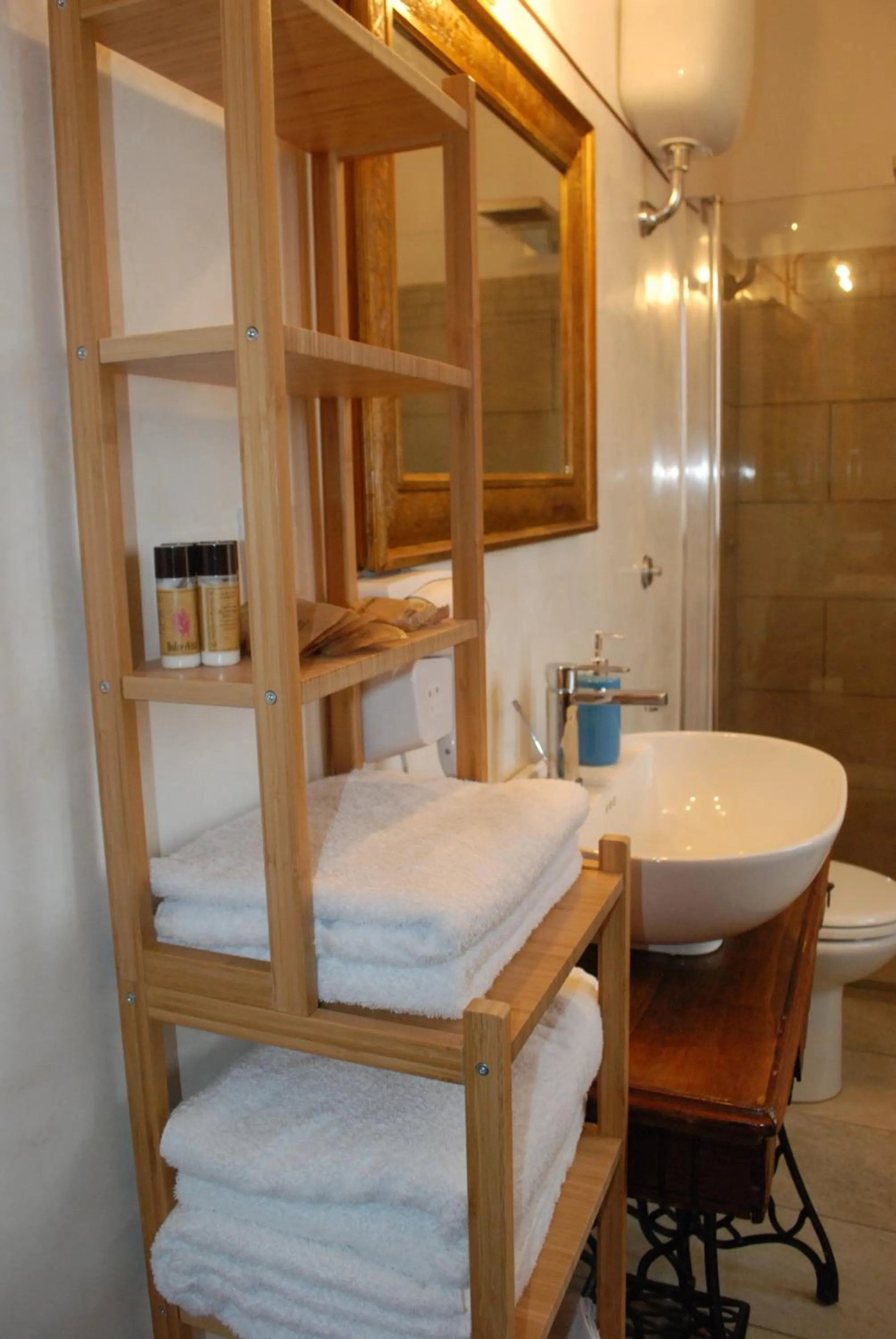 Bathroom, Bed in B&B Donna Livia