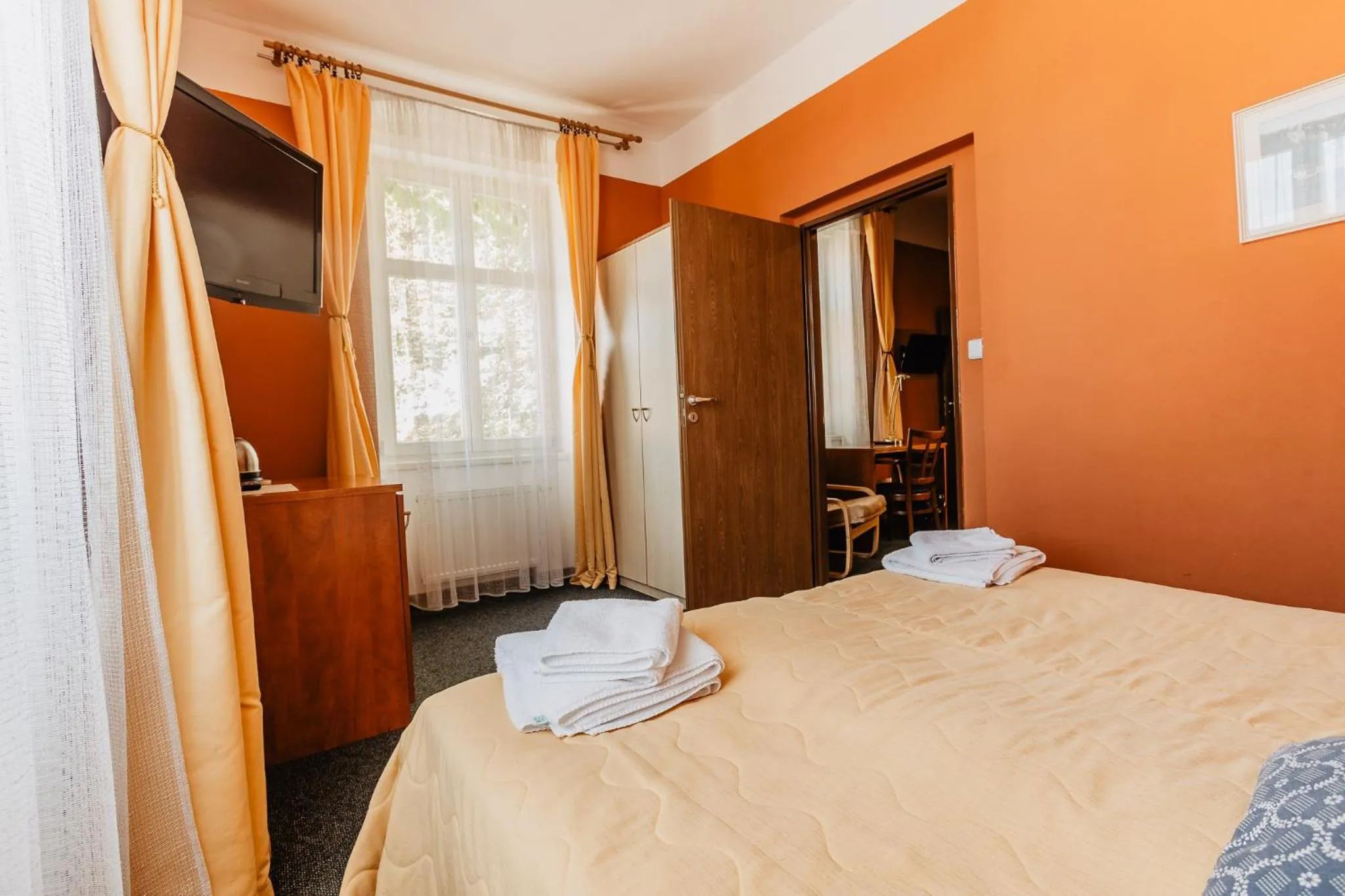 Property building, Bed in Hotel U Valdické brány