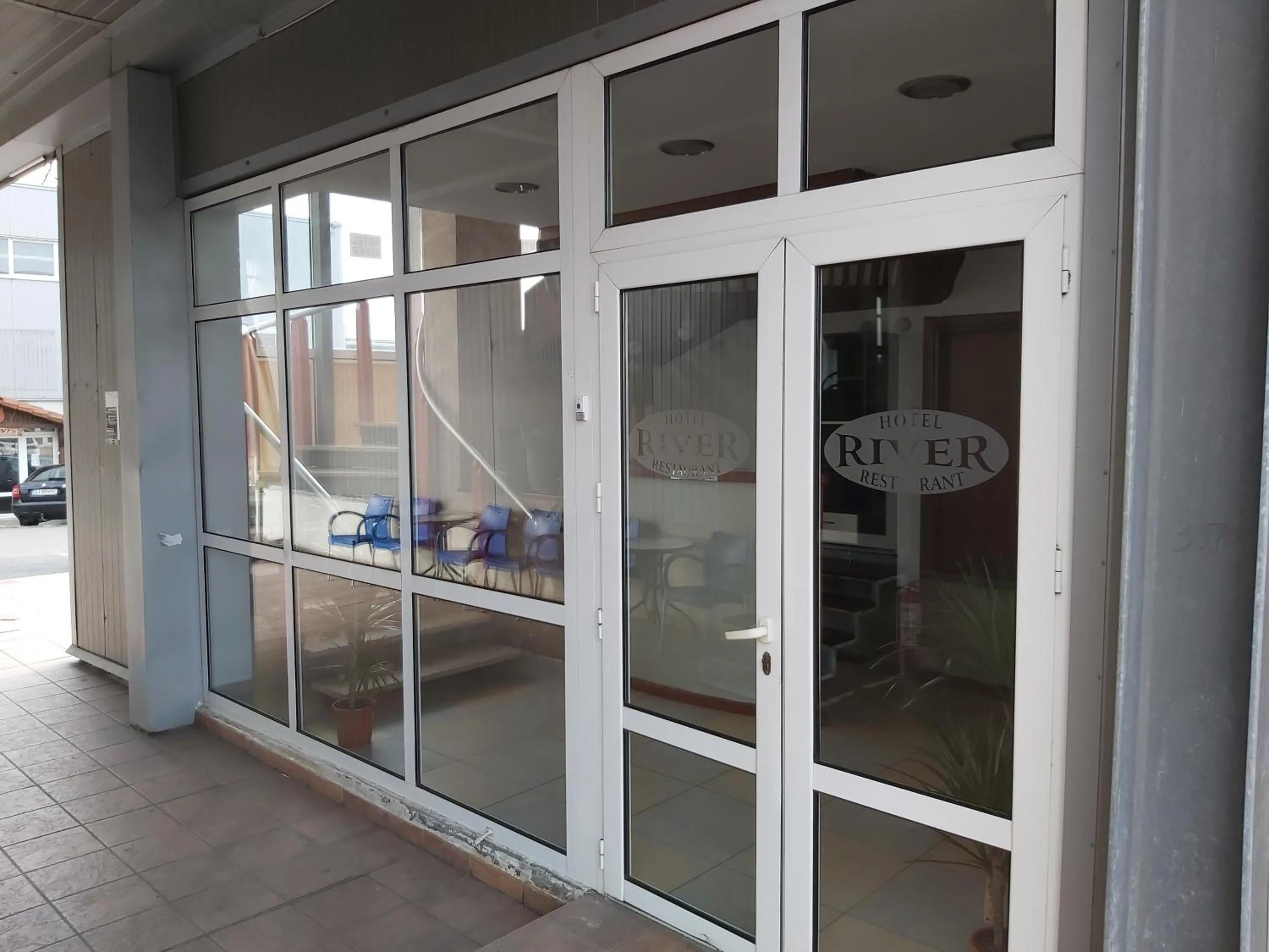 Facade/entrance in HOTEL RIVER