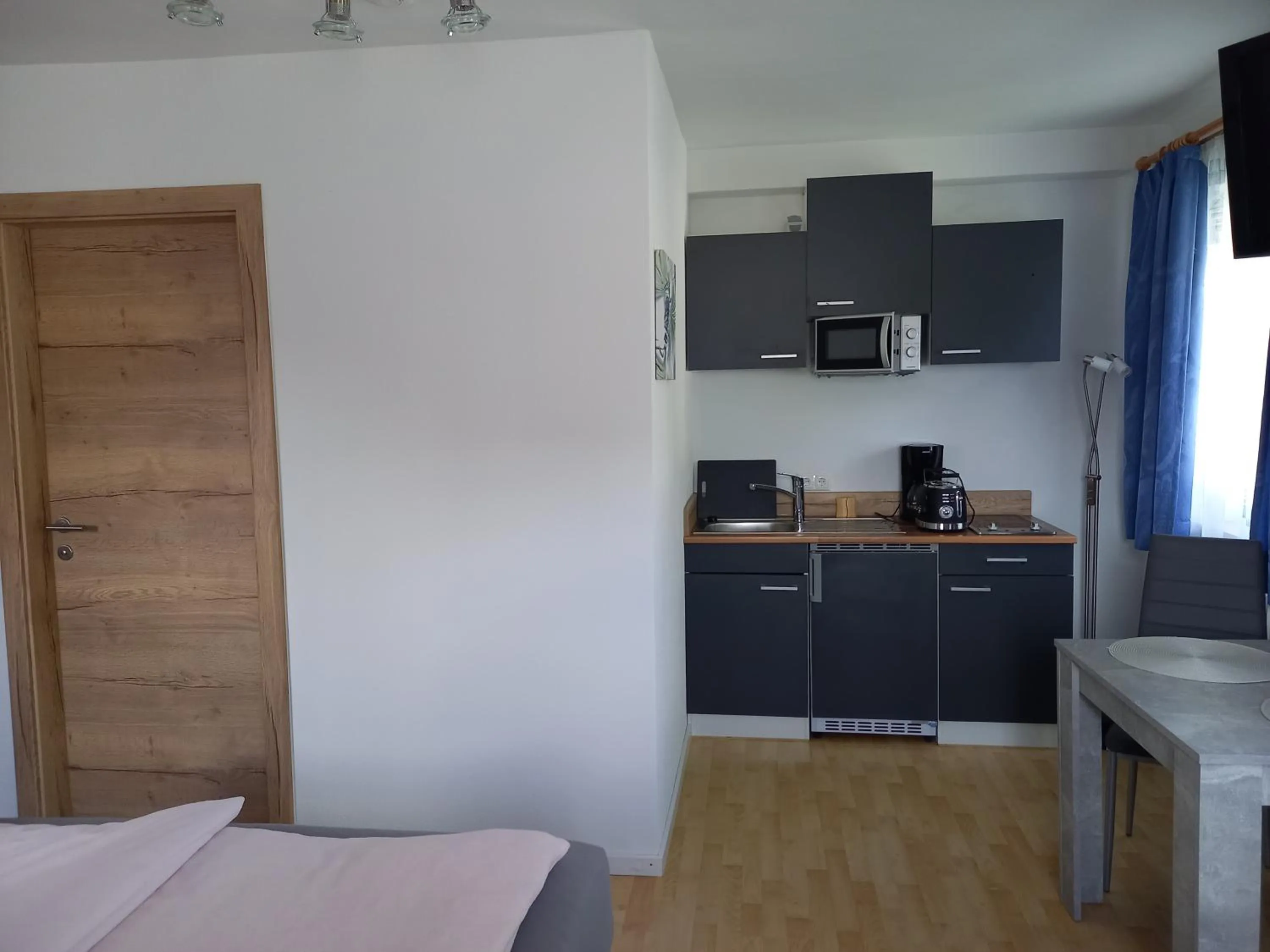 Kitchen or kitchenette, Bed in Privatzimmervermietung Foidlbauer