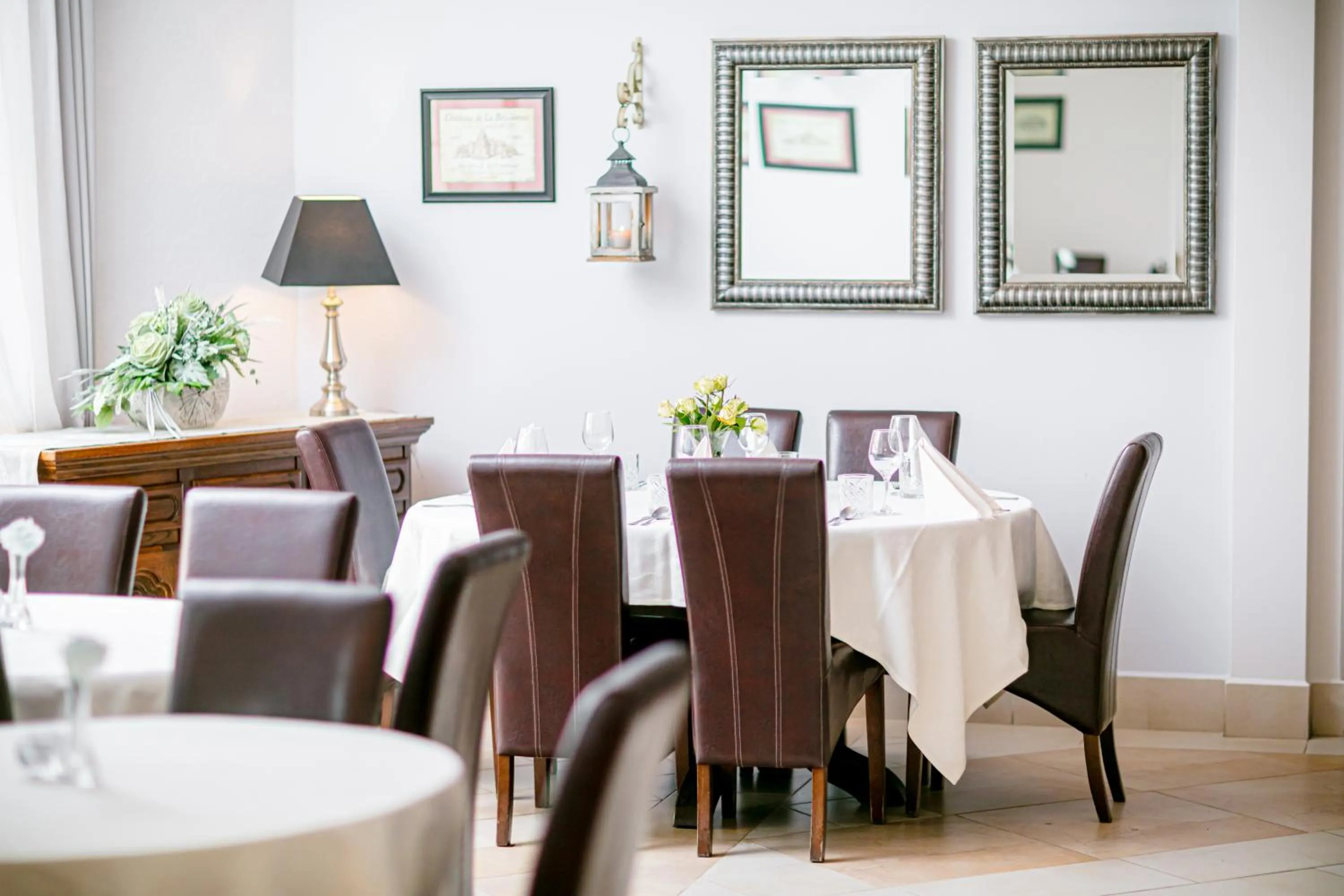 Restaurant/places to eat in Hotel Onyx