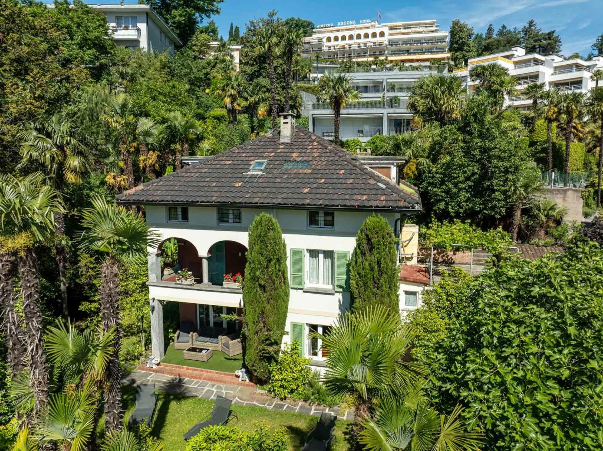 Property building in Easy Stay by Hotel La Perla