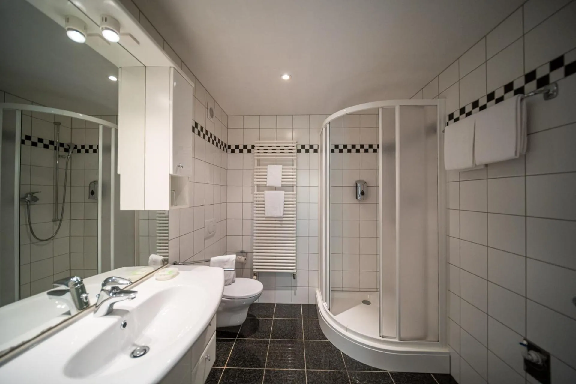 Bathroom in Easy Stay by Hotel La Perla