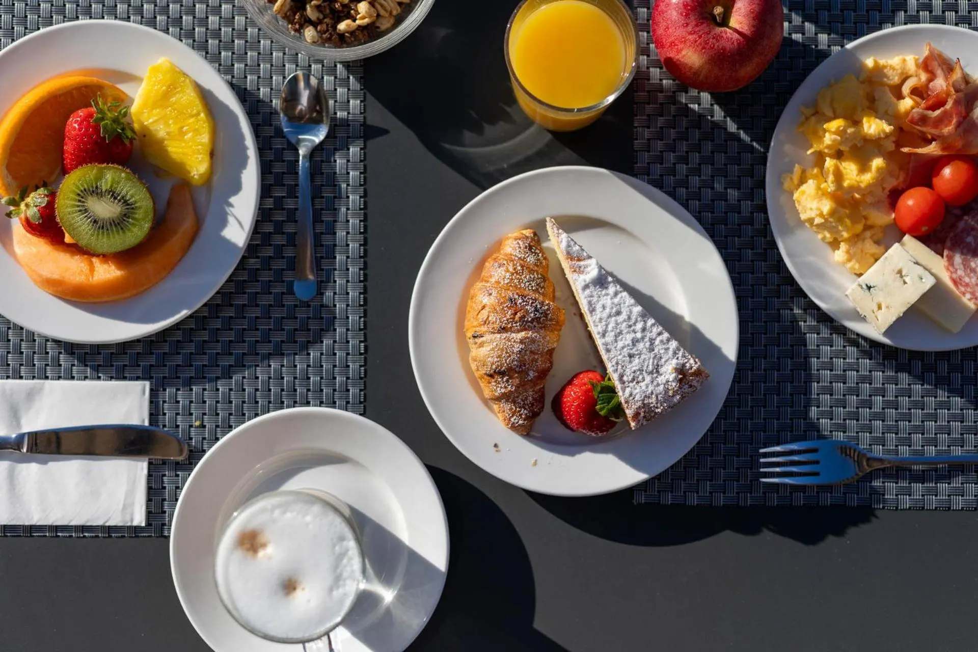 Food in Easy Stay by Hotel La Perla