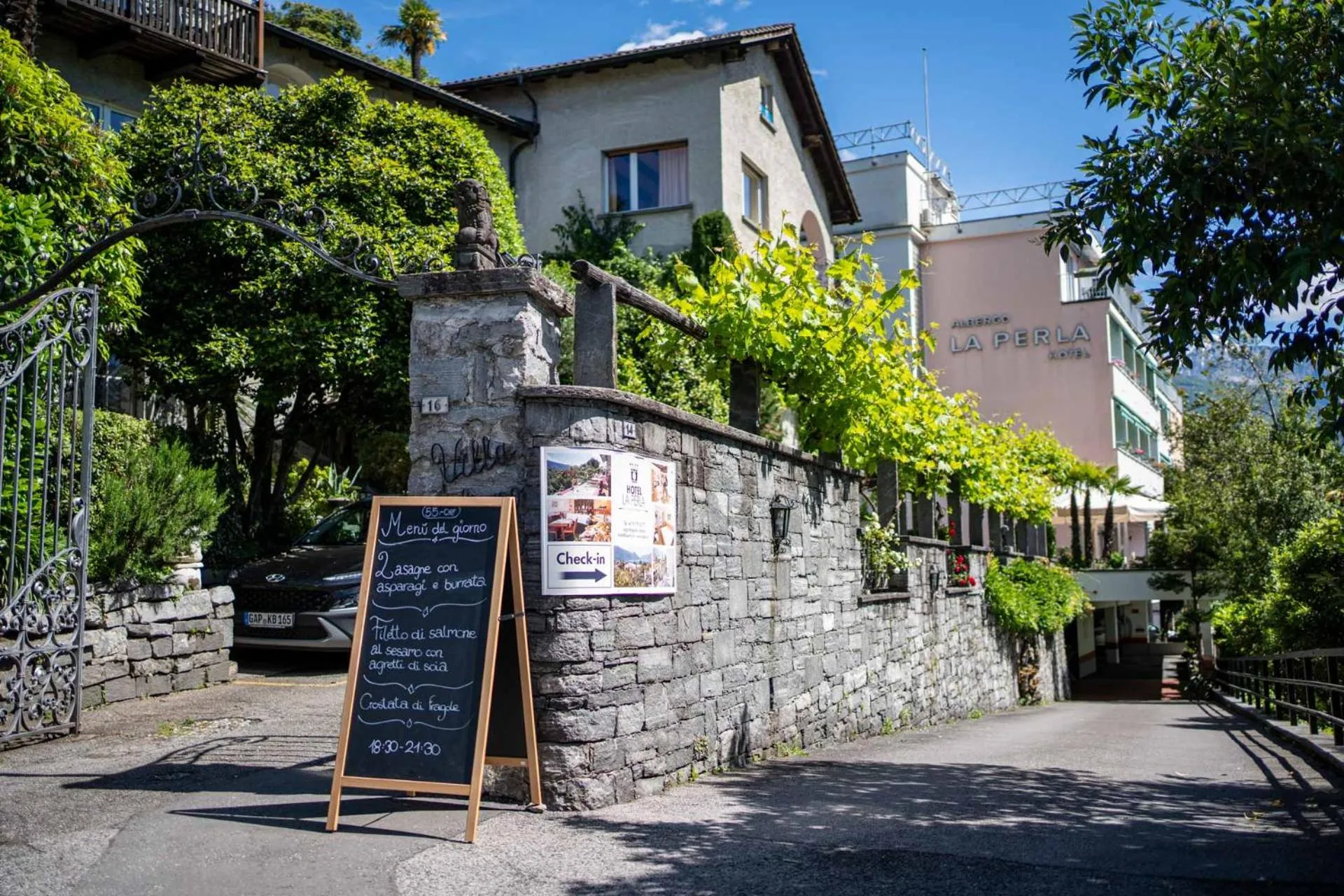 Property building in Easy Stay by Hotel La Perla