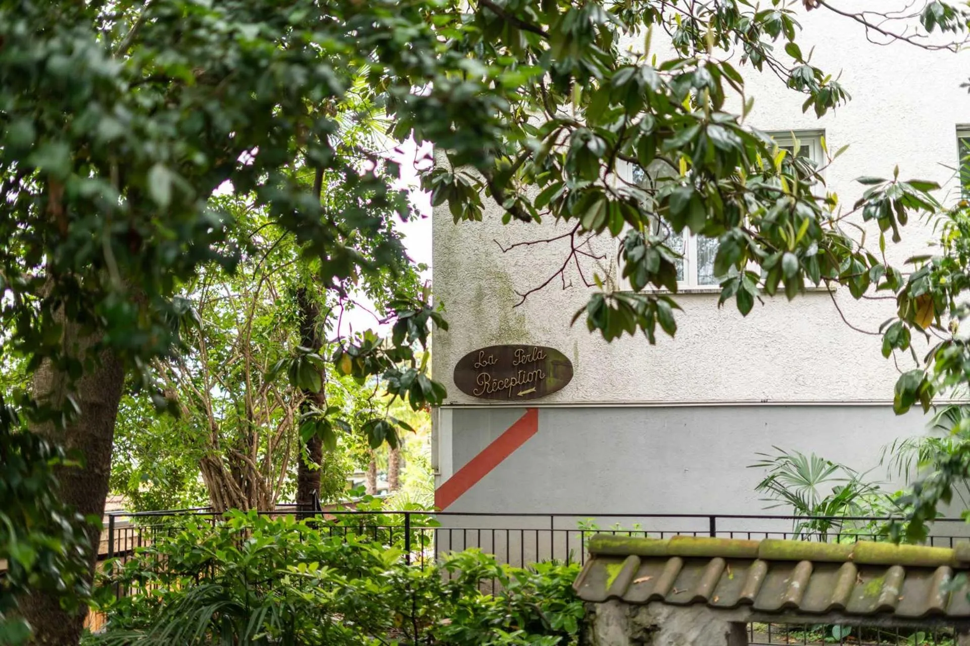 Property building in Easy Stay by Hotel La Perla