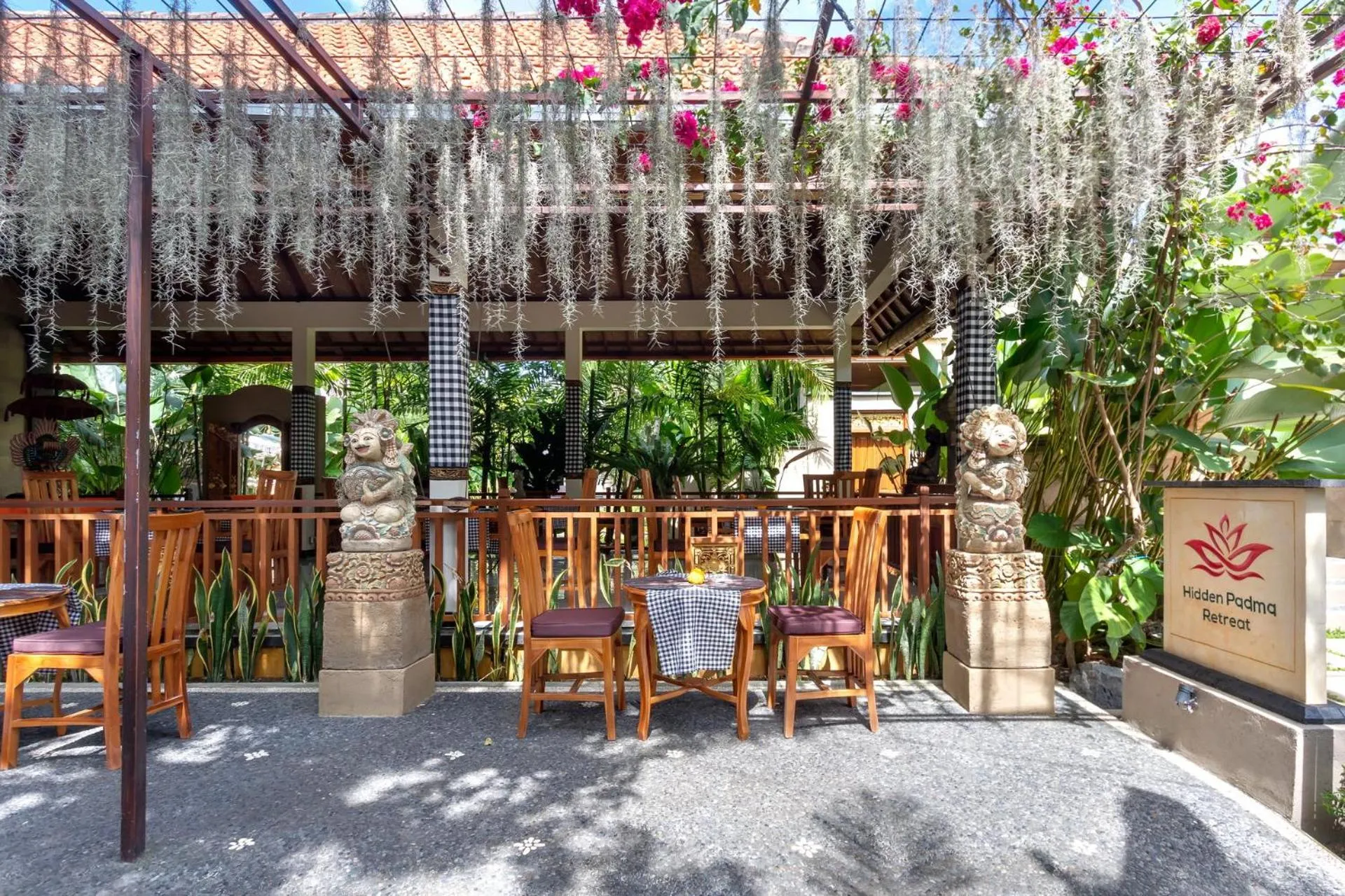 Restaurant/places to eat in Hidden Padma Retreat