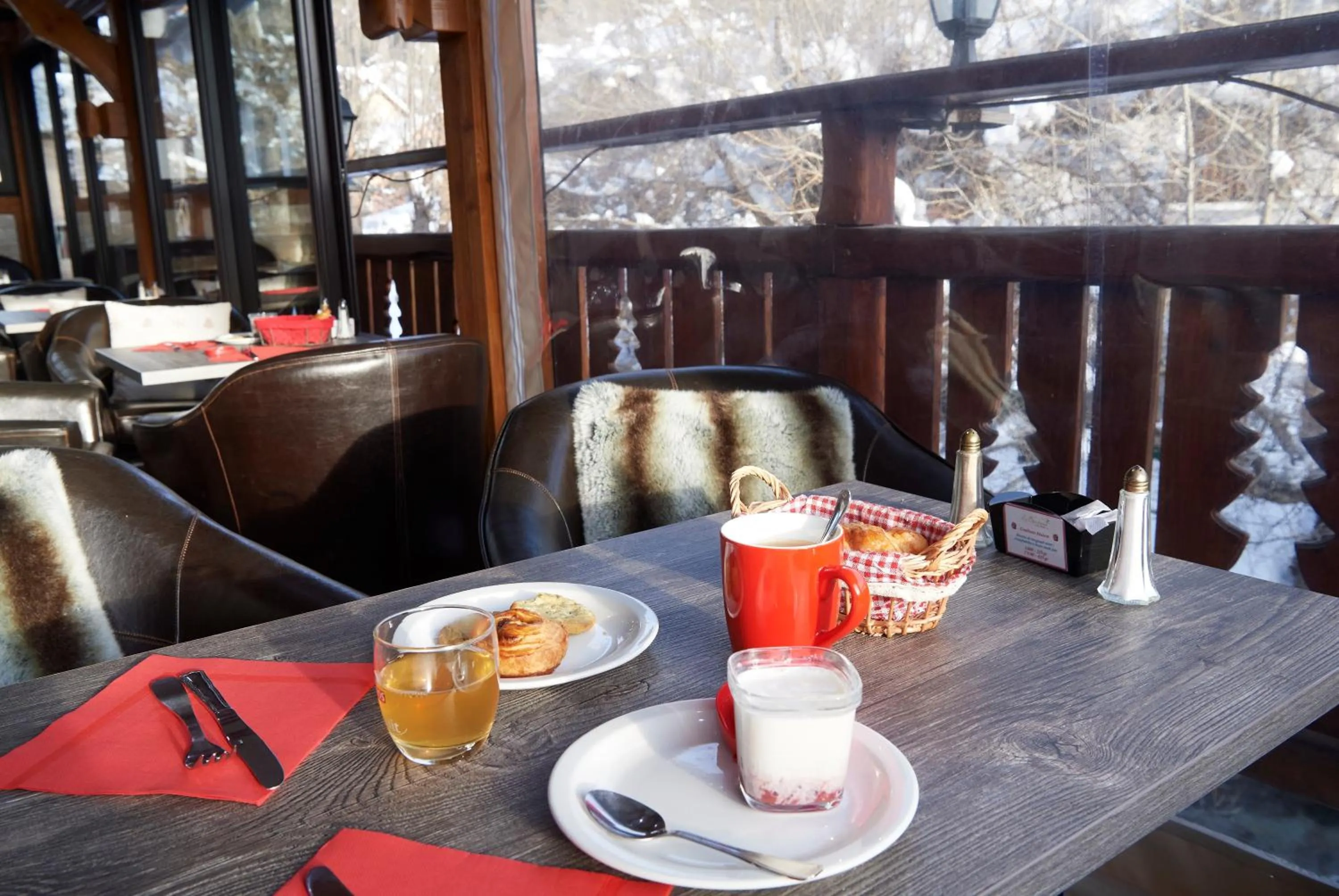 Food and drinks in Logis Hôtel et Spa Le Christiania