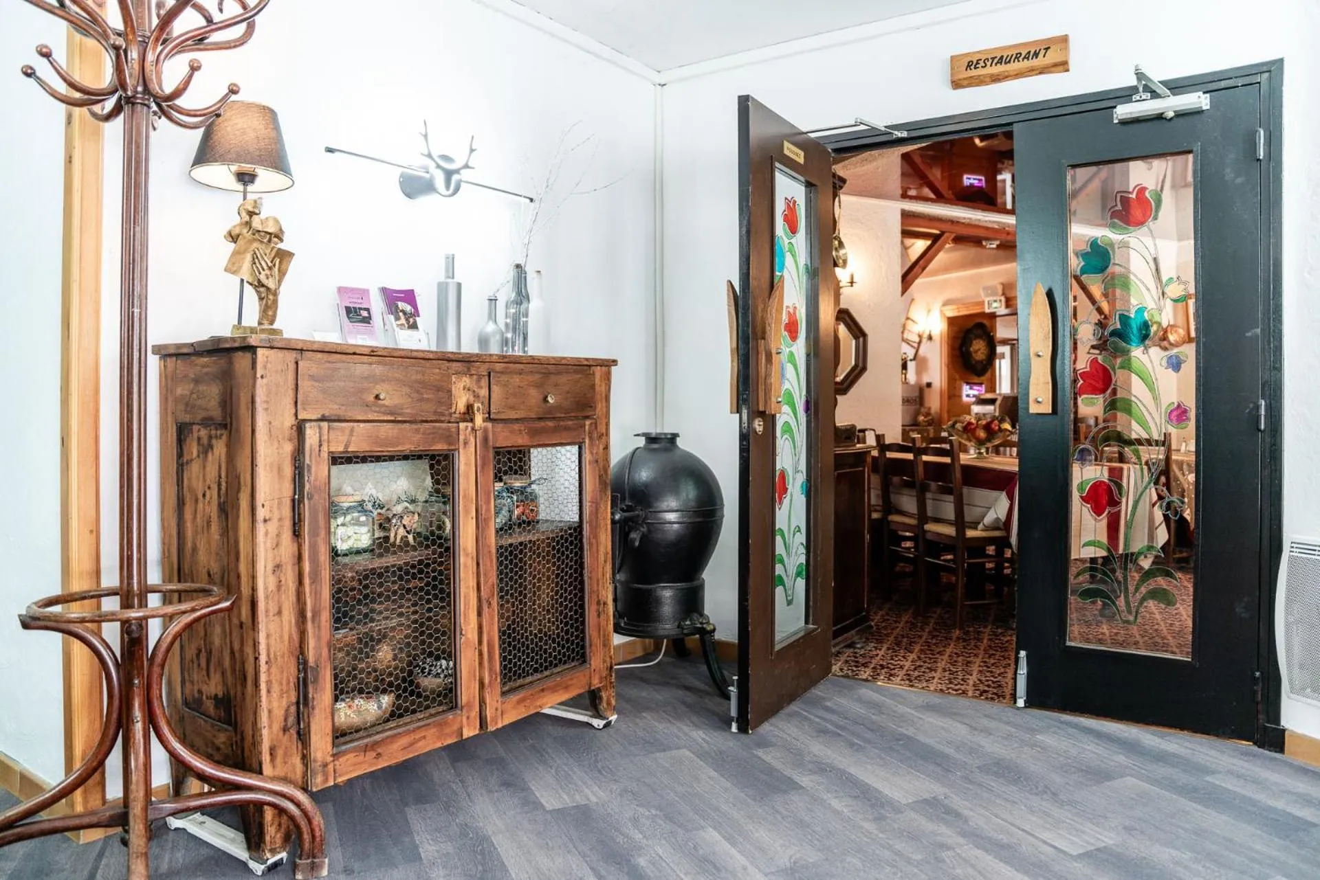 Lobby or reception in Logis Hôtel et Spa Le Christiania