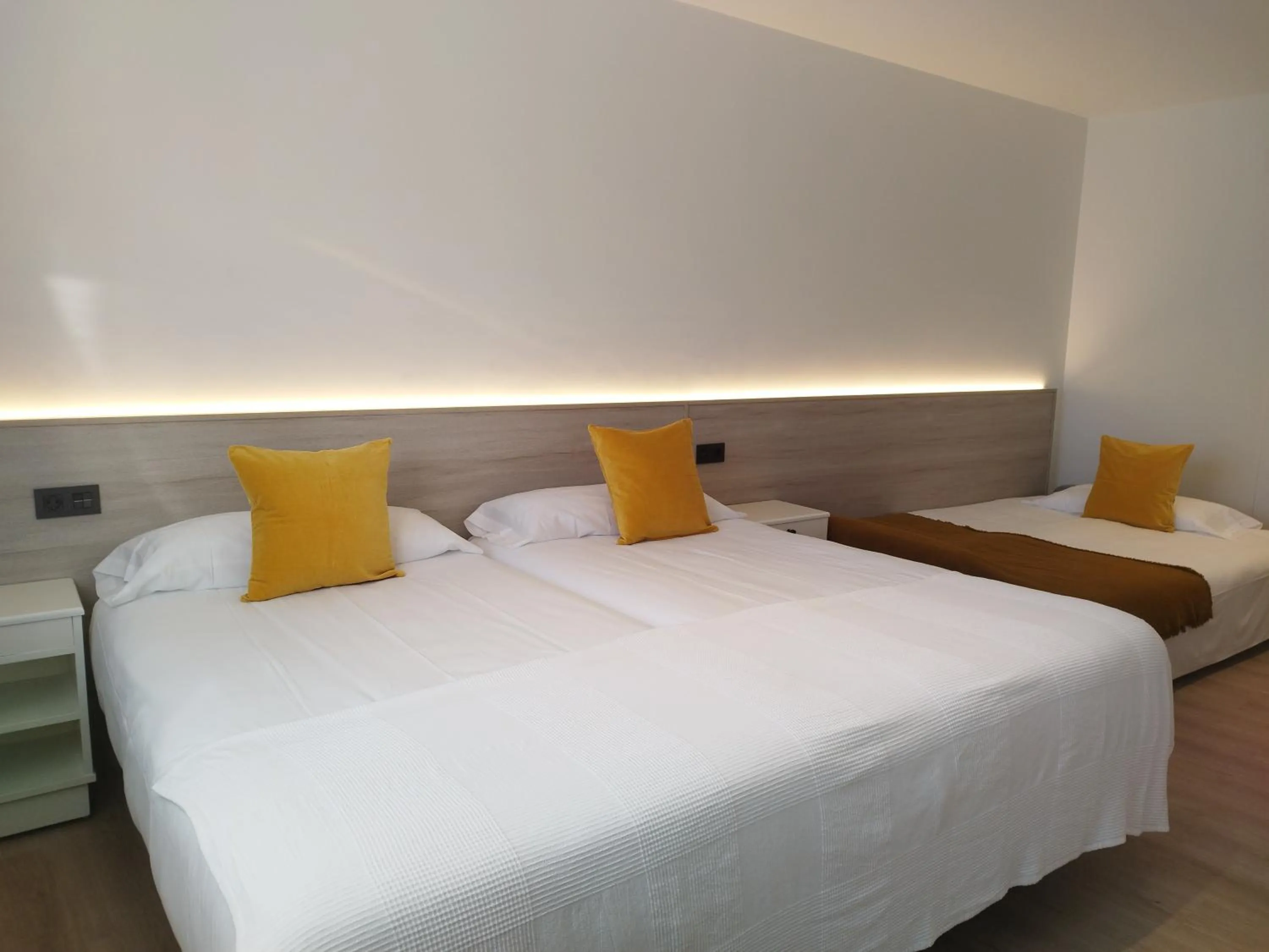 Photo of the whole room, Bed in Seijo