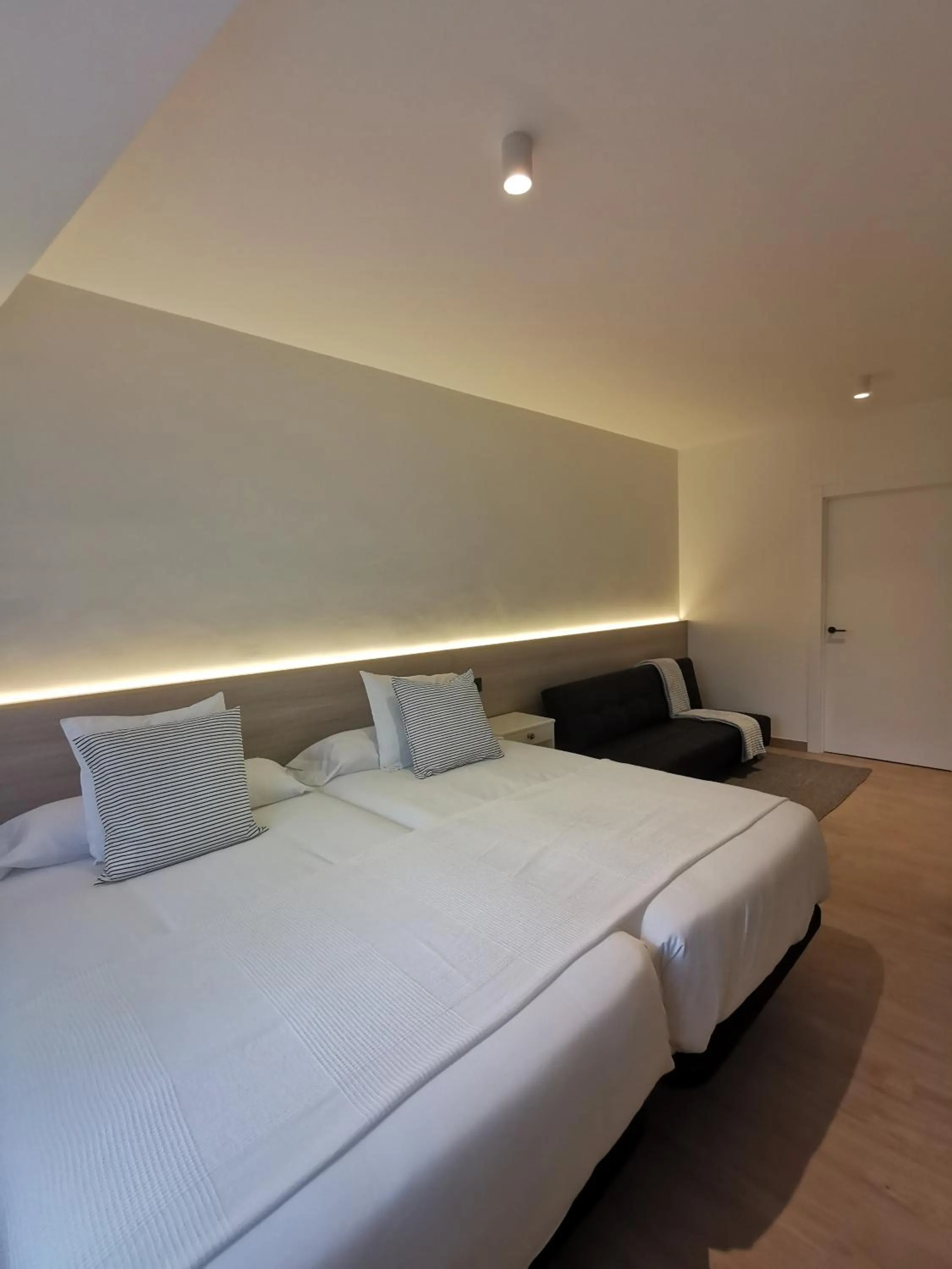 Photo of the whole room, Bed in Seijo