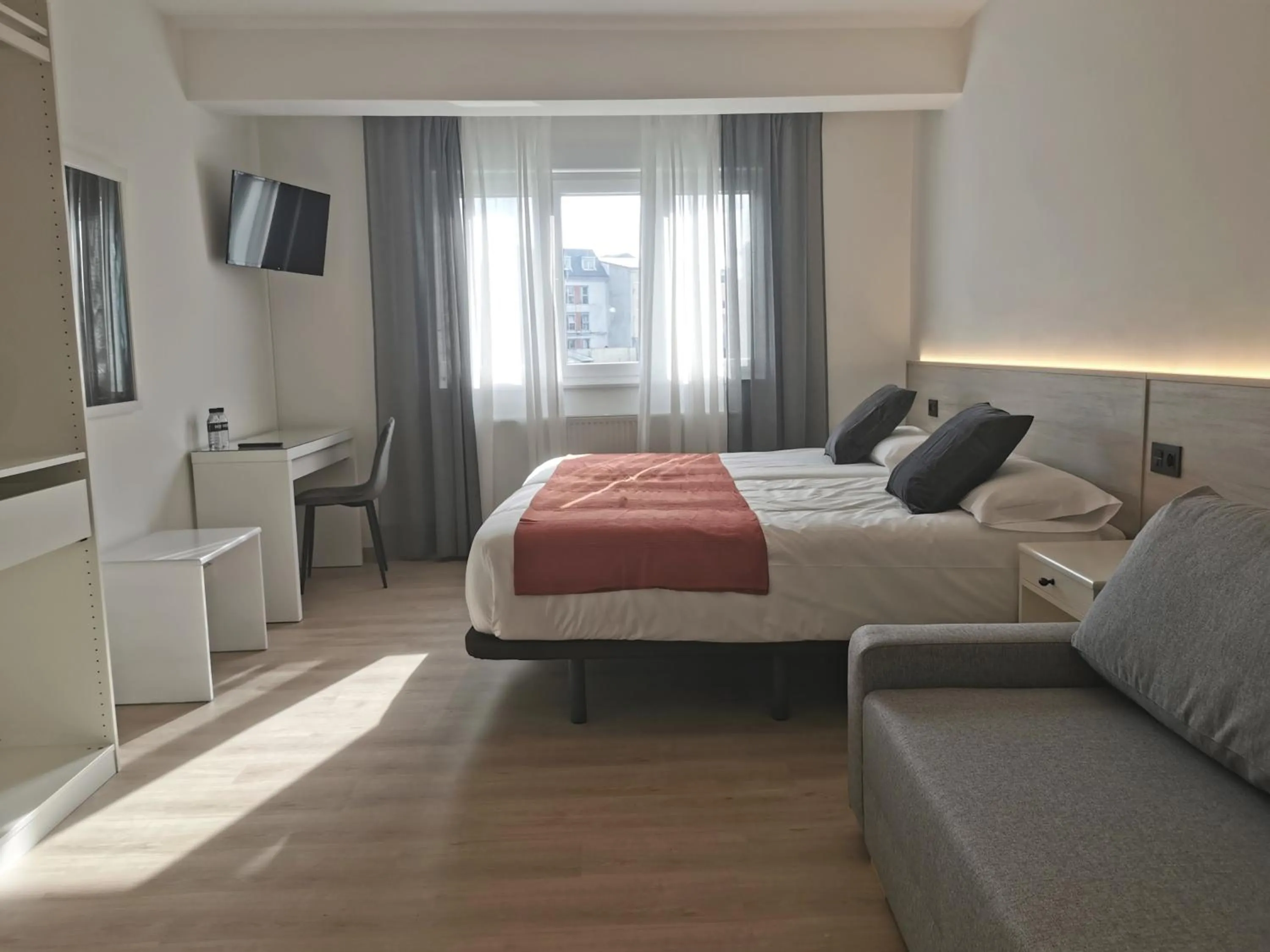 Photo of the whole room, Bed in Seijo