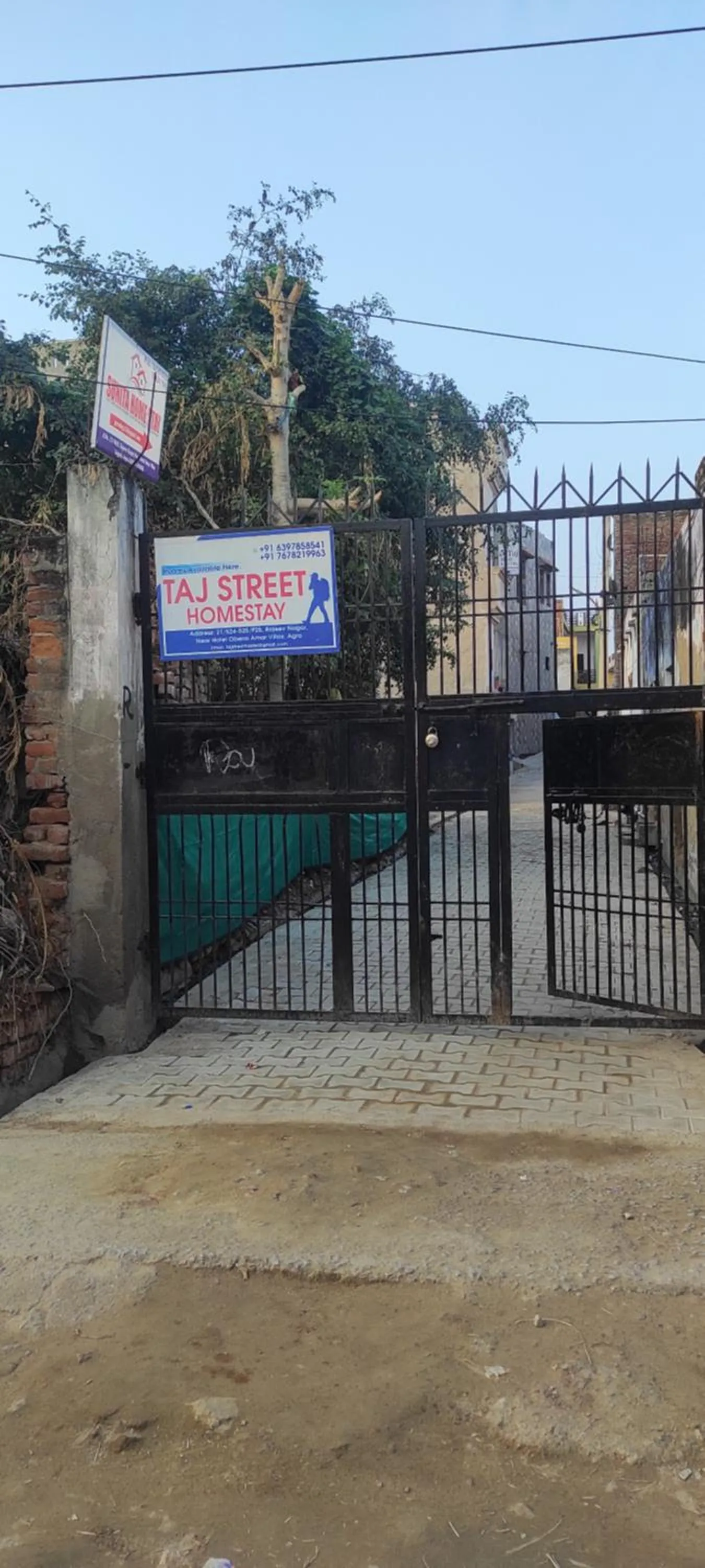 Facade/entrance in Taj Street Hostel
