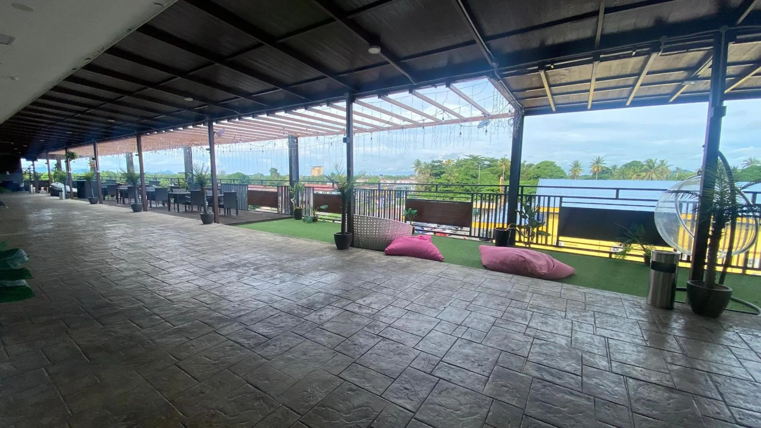 Balcony/Terrace in Wings Hotel