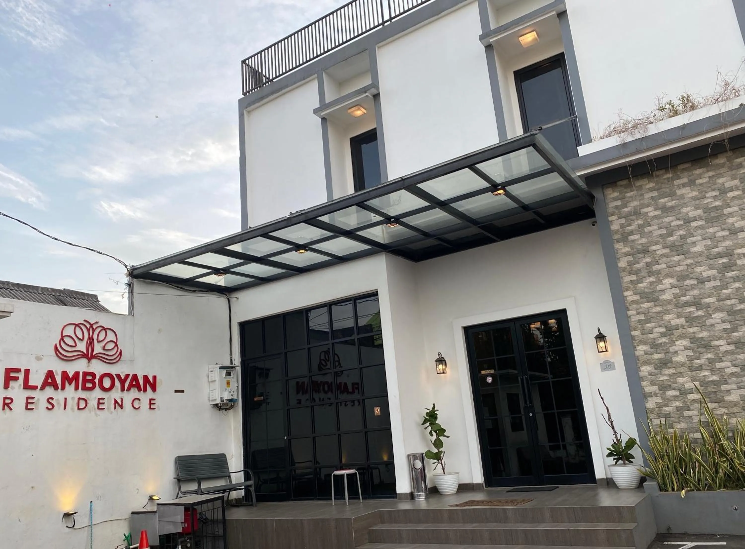 Facade/entrance in Flamboyan Residence Cipete