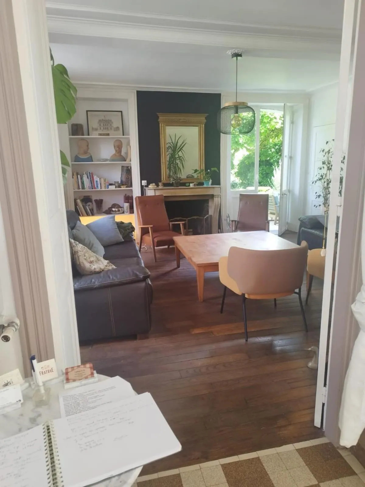 Communal lounge/ TV room in Il était une fois un jardin