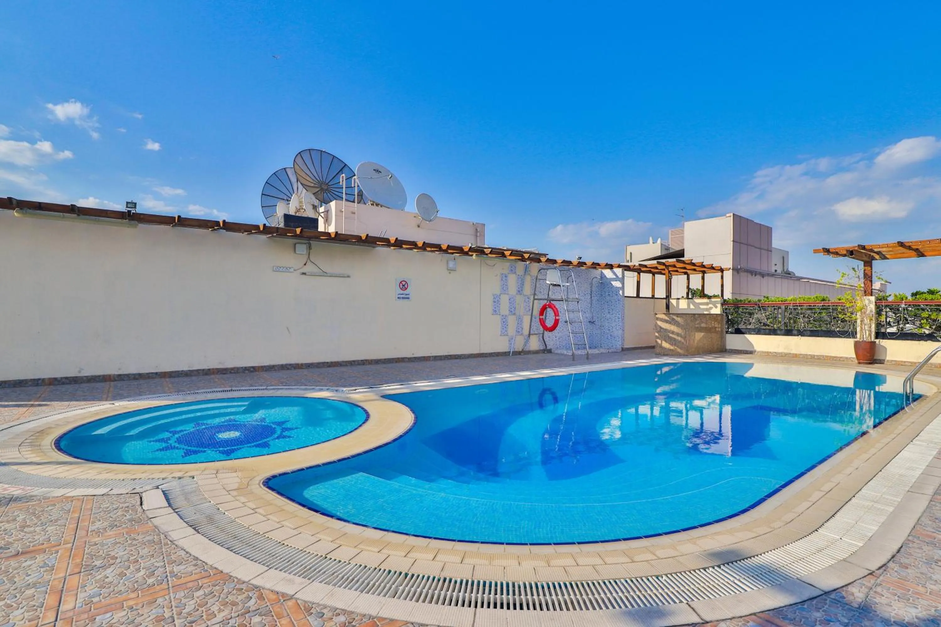 Swimming pool in Landmark Summit Hotel